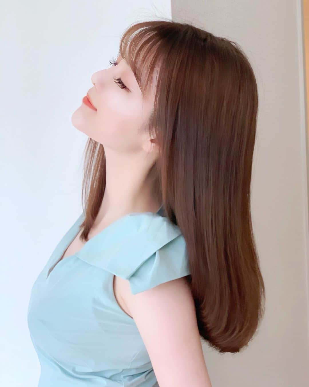 のインスタグラム：「✔︎ TSUYA SARA🤍 ・ 今日は珍しくストレートヘアな日でした✨ なぜなら！先日、Heartim( @heartim__lobby )さんで 髪質革命をやっていただいたから💚 ・ 梅雨シーズンが到来してからというもの。 湿気と痛みでほわほわボンバーでしたが… 悩んでいたのはどこへやら✨ ブローとオイルだけで 仕上げられるようになりました🥺💖 ・ たった1回でこんなに変わるなんて✨ 3枚目の衝撃のBefore&After動画も見て下さいね✔︎ ・ Heartimさんの髪質革命の私的推しポイントは… ✔︎半年キープできる ✔︎カラーと同時に施術できる ✔︎コテやアイロンもできる やはりお値段は少し張りますが、 ストレートパーマや縮毛矯正とは全く違って、 髪そのものへの効果が実感できるので納得です💖 ・ 公式IGでは6月限定のクーポンもあるので 気になった方はチェックしてみてくださいね😉💕 ・ ・ #heartim #ハーティム#髪質革命#髪質革命カラー#髪質改善 #トリートメント#ストレート#つや髪#代官山#恵比寿#ストレートヘア#ミディアムヘア #beforeafter#梅雨対策#ミントグリーンコーデ#くせ毛対策#hairstyles #haircolor」
