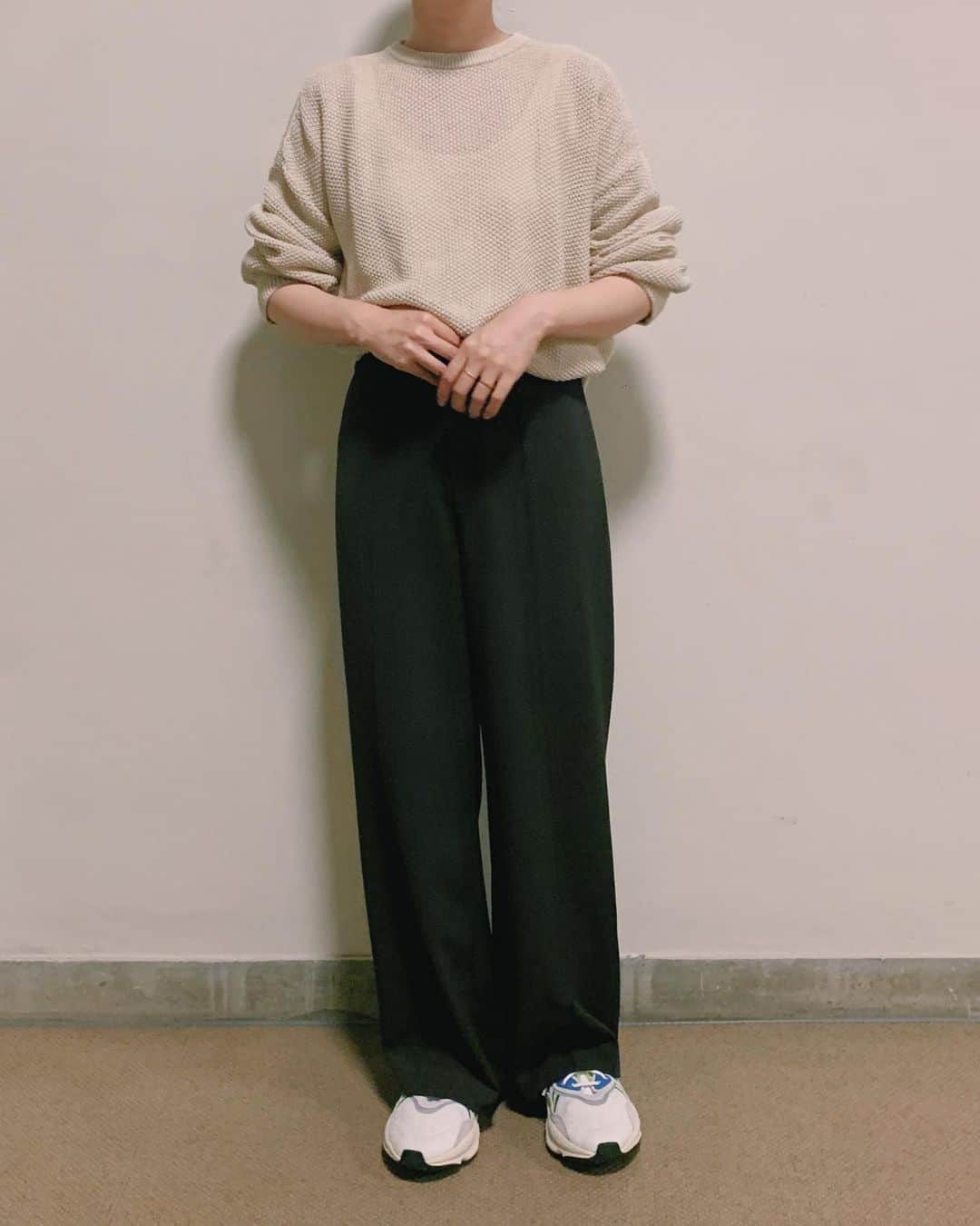 my9mj8のインスタグラム：「﻿ ﻿ 暑いけど日焼けしたくないし﻿ 春あんまり着れてないので着る🦥﻿ ﻿ 写真が暗いけど﻿ ベージュ×ブラウンです！﻿ ﻿ ﻿ #ファッション#コーデ#コーディネート#fashion #coordinate #code #オシャレ #ootd #outfit #wear﻿ #rokubeautyandyouth」