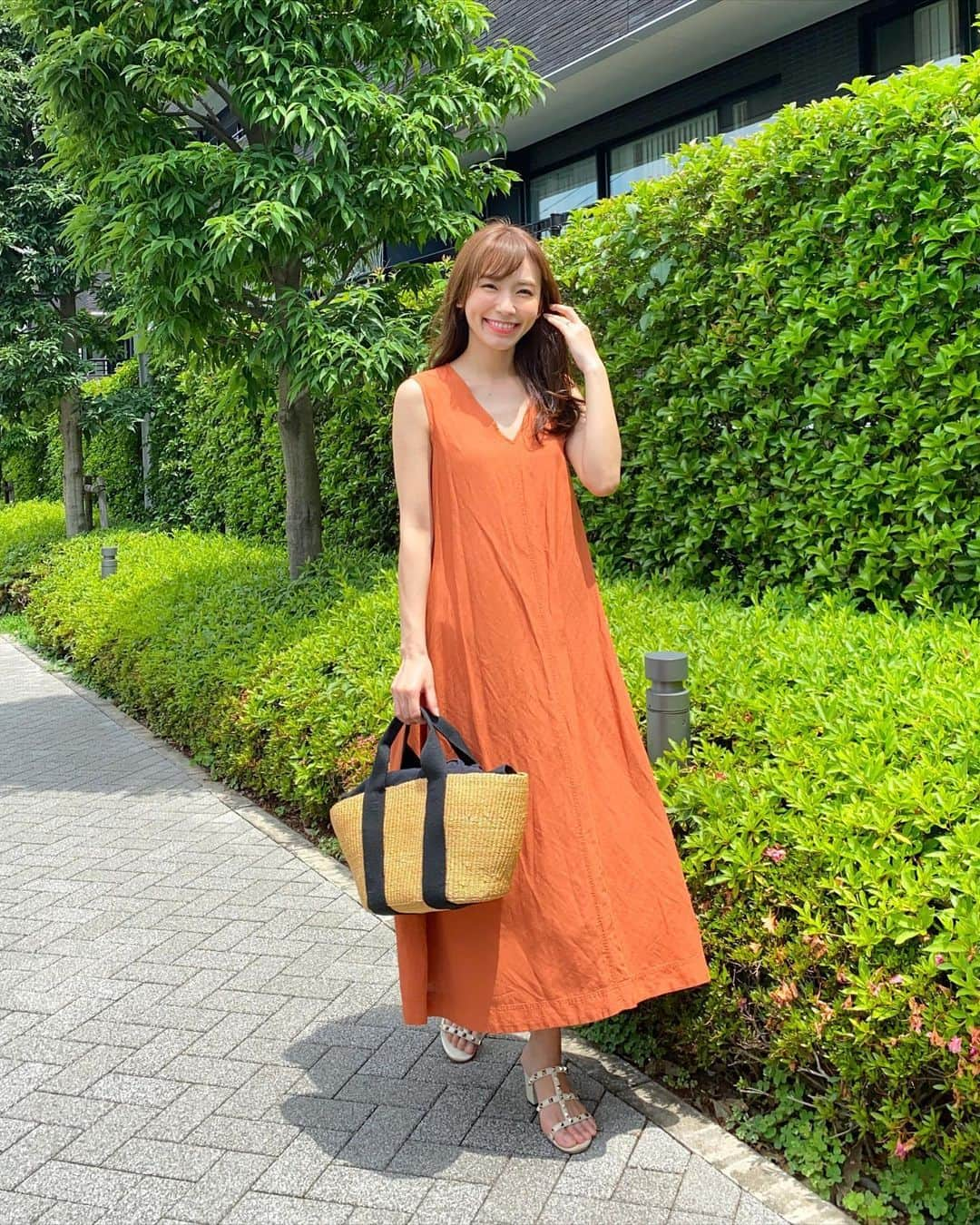 shizuka.watanabeさんのインスタグラム写真 - (shizuka.watanabeInstagram)「♡♡♡ ・ ・ @uniqlo_ginza の　#リネンブレンドaラインワンピース だよ❗️ ・ ベルトが付いているんですが 今日はベルトなしでストンっと着てます🙌 ・ ・ ・ このオレンジが好きだ🧡 ・ ・ 今日は暑いから 買い物の帰りにサーティーワンです‼️ ・ ・ ・ #UNIQLO #ユニクロ　#uniqloginza2020SS #姉妹ママ　#女の子ママ　#きれいめコーデ #きれいめカジュアル #きれいめファッション #大人コーデ #大人カジュアル #163cm  #valentino #valentinoshoes  @UNIQLO ＠uniqlo_ginza @uniqlo_with #오오티디 #옷스타그램 #데일리록」6月23日 19時03分 - shizuka.watanabe