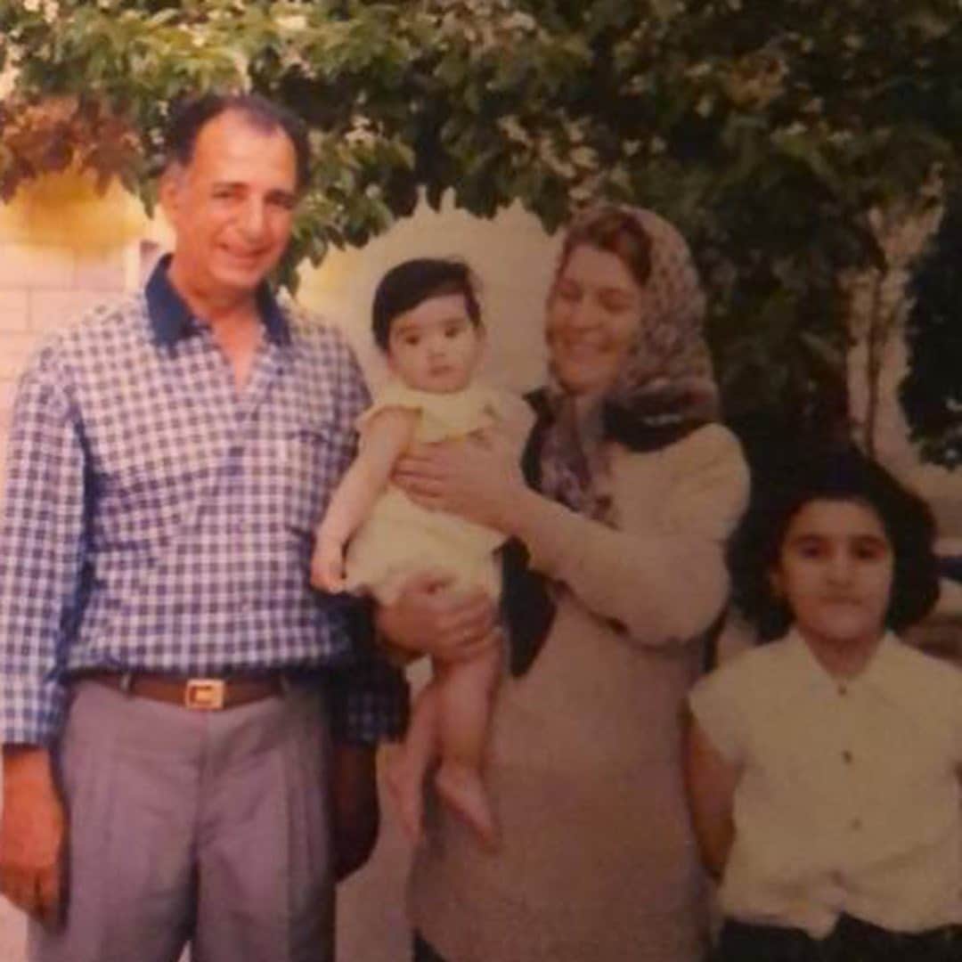 エレン・ロクサナさんのインスタグラム写真 - (エレン・ロクサナInstagram)「6月22日はおじいちゃんの命日でした🥀🖤 おじいちゃんとの記憶はほとんどなく、 中学二年生の時電話で話したのが最後。 そのあと亡くなってしまいました。 最後に会ったのは私が1歳の時イランに居たのが最後😢 せめて私の成人式とかまで生きてて欲しかったなぁ、、 .  会えなくても天国から見守っててくれてると思うし、 次イランに行く時はお墓参りしたいなぁ🙏🥀🖤 . 日に日にダディはおじいちゃんの顔に似てきてるね🖤 . . . دلم برات تنگ شده پدربزرگ🖤」6月23日 19時03分 - elen_fpl