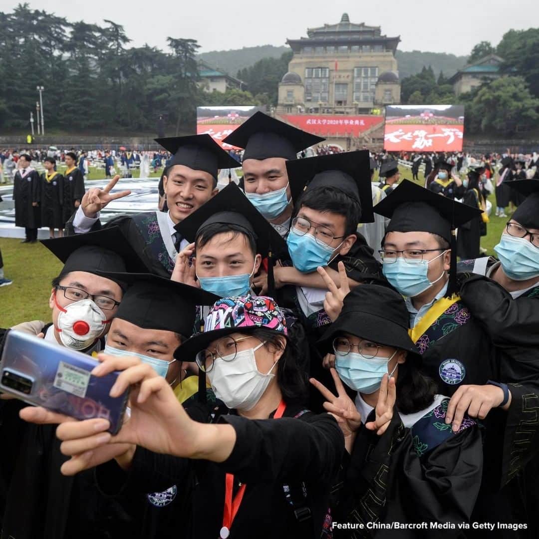 ABC Newsさんのインスタグラム写真 - (ABC NewsInstagram)「Students pose for photos after a graduation ceremony in the rain at Wuhan University in central China's Hubei province. #wuhan #china #graduation #students #education」6月23日 19時04分 - abcnews