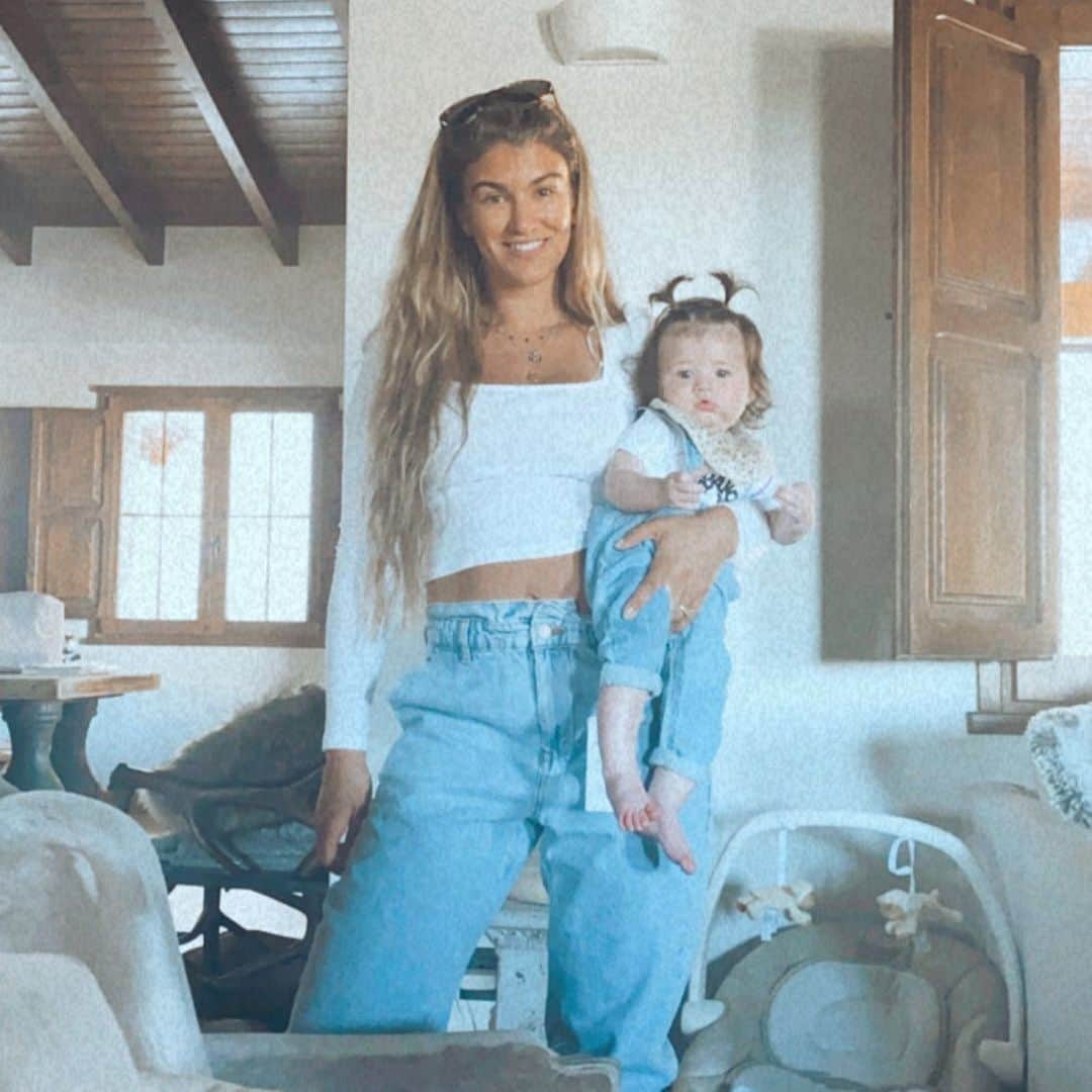 エイミー・ウィラートンのインスタグラム：「#matchymatchy ... I still can’t fit into my fav jeans 👖 😂 so I finally sucked it up and bought a new pair ... the silver lining is that Dem got matching ones 🦄#momjeans」
