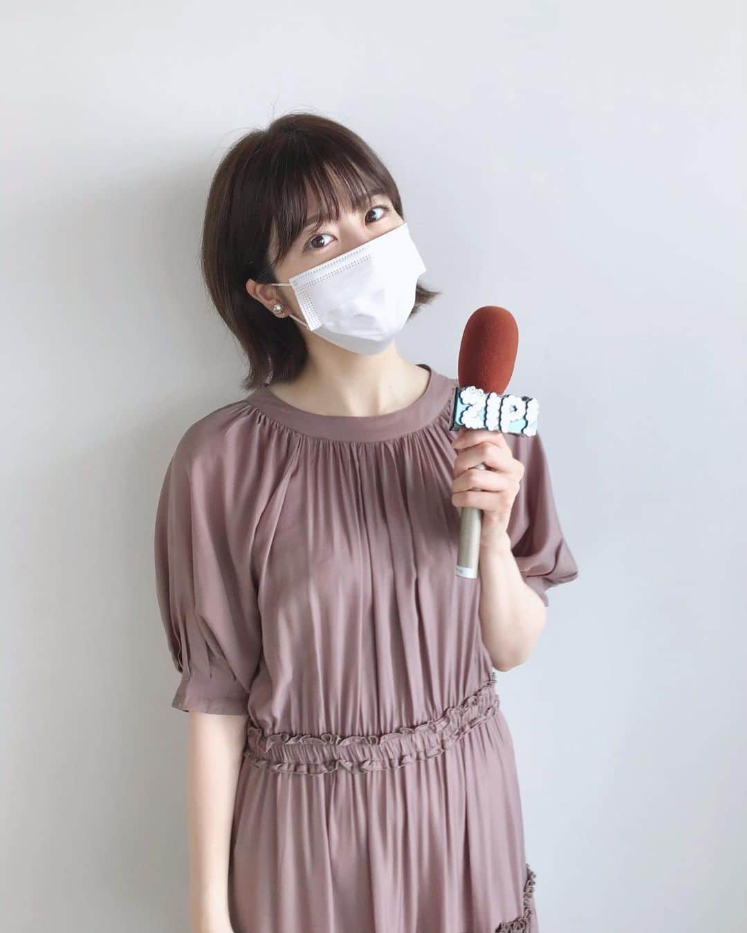 のインスタグラム：「. あすの朝はZIP!特集です☀️ 女性のマスクのお悩みにおさらば！ 色んな解決方法をご紹介しますよ😆✨ . 女性の皆さんにお話を伺いながら、 分かる分かる！と深く頷いてしまいました😂 ぜひご覧ください〜！ . onepiece @willselection_official  #zip #マスク #女子」