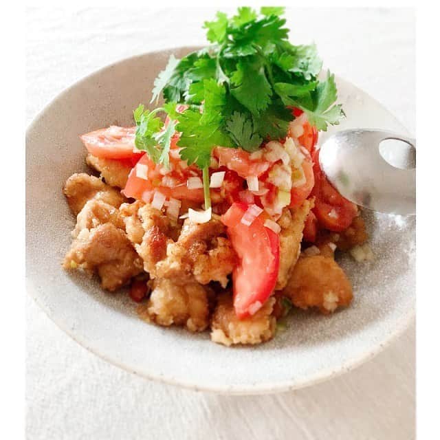 前田ゆかのインスタグラム：「たっぷりの生姜ベースのタレにつけて、カラと揚げます。  トマト🍅ネギダレに黒酢を多めにいれてさっぱりいただく竜田揚げ☆ トマトサラダを上にのせた感じです！  #おうちごはん #夏向きごはん #竜田揚げ #パクチートマトサラダ  #さっぱり竜田揚げ #🍅 #maeyukareshipi」