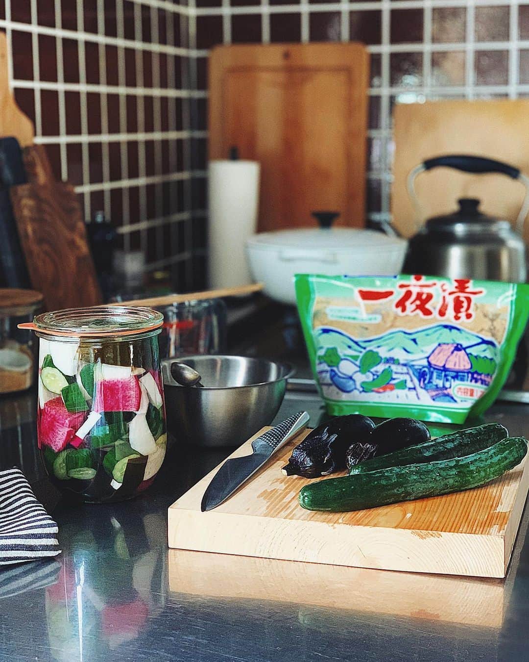 Natsuko Motoiさんのインスタグラム写真 - (Natsuko MotoiInstagram)「ズボラな私には難しいと思っていた  #糠漬け に今年は挑戦してみようと思います。 瓶には大根と胡瓜、みょうがを昆布塩水漬けに。 . 2枚目 以前ストーリーにもあげましたが、知人のクラウドファンディング。 URLをプロフィールに貼ってありますので、興味ある方は是非。 石垣レモンのチーズケーキ、美味しそうです🍋 . . . . #和食 #漬物 #野菜 #おうちごはん #暮らし #器　#暮らしを楽しむ #おうちごはんlover  #vscofood #foodvsco  #igersjp  #フーディーテーブル #wp_deli_japan  #台所 #kitchen #キッチン」6月23日 19時24分 - natsu_motoi