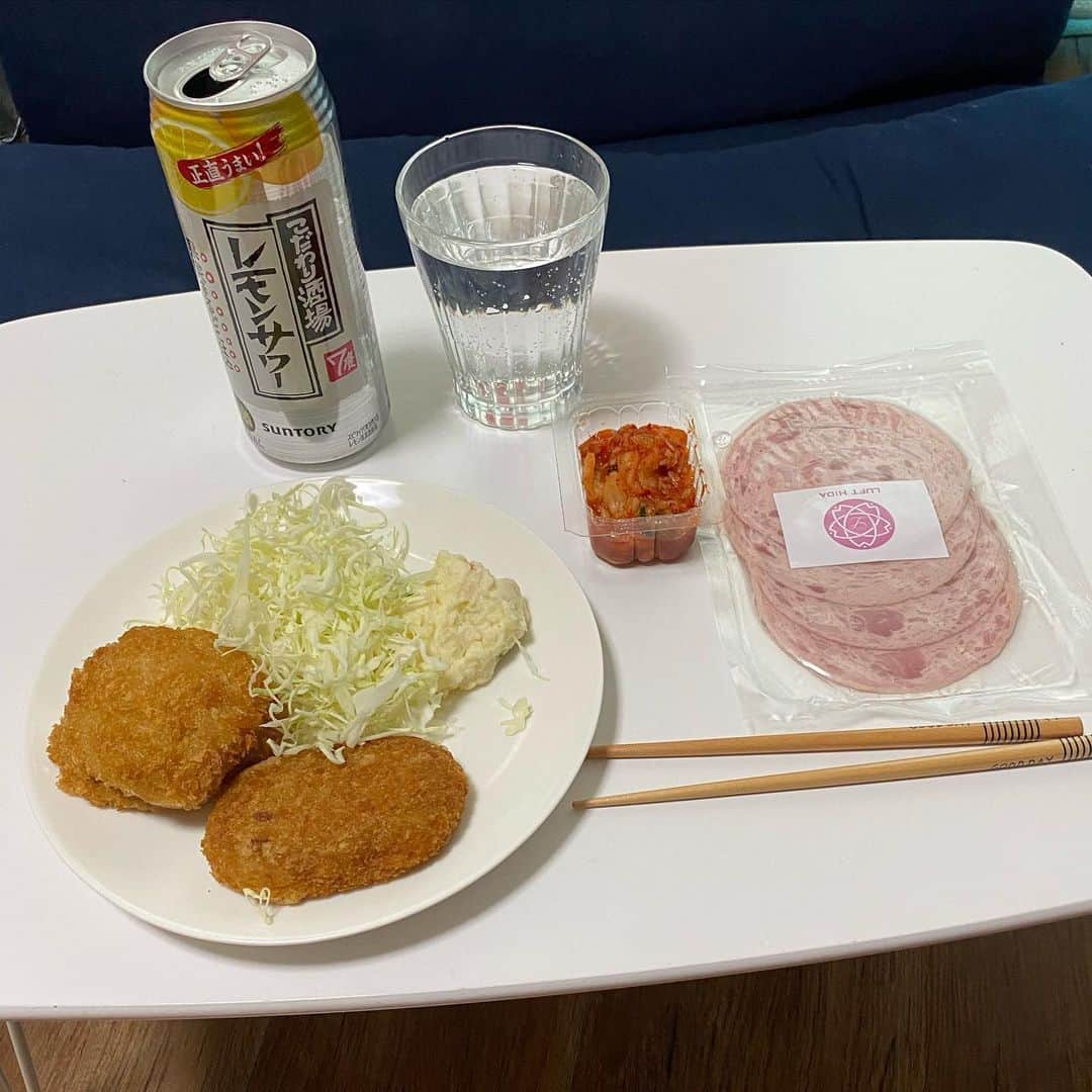 小田幸平のインスタグラム：「明日、徳島と試合で5時30分起きなので飲んで寝よ〜と。#愛媛マンダリンパイレーツ#レモンサワー#コロッケ#ハム#キムチ#キャベツ#読売ジャイアンツ#中日ドラゴンズ#はげch#徳島インディゴソックス」