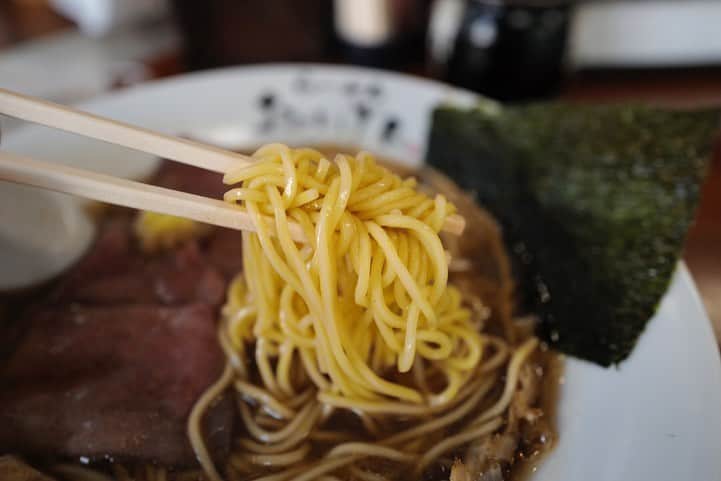 福岡グルメ 福岡ランチ「デビログ」さんのインスタグラム写真 - (福岡グルメ 福岡ランチ「デビログ」Instagram)「警固にある『らーめん おいげん』と超人気店『#麺や兼虎 』の期間限定コラボメニューをいただいた。 . 「#特上醤油 (和牛チャーシューのせ)」1,000円(税込) 1日限定30杯 九州産黒毛和牛がラーメンと一緒に食べられるとか贅沢やね～😋 ちょいレア感があり、薄切りで柔らかい。 麺もいつもの『おいげん』のものではなく、食感が良い感じのストレート麺。 途中で生姜を混ぜるといい感じに味変できるよ🙆‍♂️ . 「#豪快豚骨 」850円(税込) 1日限定30杯 これは本気の”ど豚骨ラーメン”でスープが超濃厚😆 『魁龍』をイメージしてもらえるとわかりやすいかも。 麺は「特上醤油」と同じストレート麺で、好みの食感😊 麺のかたさは店員さんおすすめのデフォルトで。 たまねぎのみじん切りがいいアクセントになっとった。 . 両方とも6月末までの限定メニューで、あと1週間しか食べられないのは残念すぎる😭 . #らーめんおいげん #福岡市中央区警固 1-13-1 ARK警固1F 092-714-1433 11:30～16:00 17:00〜4:00 (3:30 LO) 不定休 . ♦️福岡グルメ 福岡ランチの店舗探しならブラウザで「デビログ」で検索👉 ♦️お得な情報やディープな店舗情報はブラウザで「もっとデビログ」で検索👉 . #警固グルメ #警固ランチ #おいげん #福岡ラーメン #福岡豚骨ラーメン #福岡醤油ラーメン  #福岡 #博多 #fukuokapics #fukuoka #fukuokacity #hakata #fukuokagourmet #IGersJP #ig_japan #福岡グルメ #福岡ランチ #福岡ごはん #福岡ご飯 #食べログ福岡 #福岡飯 #福岡食べ歩き #福岡インスタグルメ #インスタグルメ福岡」6月23日 19時16分 - devi_takahashi