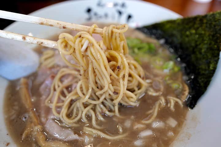福岡グルメ 福岡ランチ「デビログ」さんのインスタグラム写真 - (福岡グルメ 福岡ランチ「デビログ」Instagram)「警固にある『らーめん おいげん』と超人気店『#麺や兼虎 』の期間限定コラボメニューをいただいた。 . 「#特上醤油 (和牛チャーシューのせ)」1,000円(税込) 1日限定30杯 九州産黒毛和牛がラーメンと一緒に食べられるとか贅沢やね～😋 ちょいレア感があり、薄切りで柔らかい。 麺もいつもの『おいげん』のものではなく、食感が良い感じのストレート麺。 途中で生姜を混ぜるといい感じに味変できるよ🙆‍♂️ . 「#豪快豚骨 」850円(税込) 1日限定30杯 これは本気の”ど豚骨ラーメン”でスープが超濃厚😆 『魁龍』をイメージしてもらえるとわかりやすいかも。 麺は「特上醤油」と同じストレート麺で、好みの食感😊 麺のかたさは店員さんおすすめのデフォルトで。 たまねぎのみじん切りがいいアクセントになっとった。 . 両方とも6月末までの限定メニューで、あと1週間しか食べられないのは残念すぎる😭 . #らーめんおいげん #福岡市中央区警固 1-13-1 ARK警固1F 092-714-1433 11:30～16:00 17:00〜4:00 (3:30 LO) 不定休 . ♦️福岡グルメ 福岡ランチの店舗探しならブラウザで「デビログ」で検索👉 ♦️お得な情報やディープな店舗情報はブラウザで「もっとデビログ」で検索👉 . #警固グルメ #警固ランチ #おいげん #福岡ラーメン #福岡豚骨ラーメン #福岡醤油ラーメン  #福岡 #博多 #fukuokapics #fukuoka #fukuokacity #hakata #fukuokagourmet #IGersJP #ig_japan #福岡グルメ #福岡ランチ #福岡ごはん #福岡ご飯 #食べログ福岡 #福岡飯 #福岡食べ歩き #福岡インスタグルメ #インスタグルメ福岡」6月23日 19時16分 - devi_takahashi