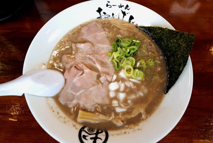 福岡グルメ 福岡ランチ「デビログ」さんのインスタグラム写真 - (福岡グルメ 福岡ランチ「デビログ」Instagram)「警固にある『らーめん おいげん』と超人気店『#麺や兼虎 』の期間限定コラボメニューをいただいた。 . 「#特上醤油 (和牛チャーシューのせ)」1,000円(税込) 1日限定30杯 九州産黒毛和牛がラーメンと一緒に食べられるとか贅沢やね～😋 ちょいレア感があり、薄切りで柔らかい。 麺もいつもの『おいげん』のものではなく、食感が良い感じのストレート麺。 途中で生姜を混ぜるといい感じに味変できるよ🙆‍♂️ . 「#豪快豚骨 」850円(税込) 1日限定30杯 これは本気の”ど豚骨ラーメン”でスープが超濃厚😆 『魁龍』をイメージしてもらえるとわかりやすいかも。 麺は「特上醤油」と同じストレート麺で、好みの食感😊 麺のかたさは店員さんおすすめのデフォルトで。 たまねぎのみじん切りがいいアクセントになっとった。 . 両方とも6月末までの限定メニューで、あと1週間しか食べられないのは残念すぎる😭 . #らーめんおいげん #福岡市中央区警固 1-13-1 ARK警固1F 092-714-1433 11:30～16:00 17:00〜4:00 (3:30 LO) 不定休 . ♦️福岡グルメ 福岡ランチの店舗探しならブラウザで「デビログ」で検索👉 ♦️お得な情報やディープな店舗情報はブラウザで「もっとデビログ」で検索👉 . #警固グルメ #警固ランチ #おいげん #福岡ラーメン #福岡豚骨ラーメン #福岡醤油ラーメン  #福岡 #博多 #fukuokapics #fukuoka #fukuokacity #hakata #fukuokagourmet #IGersJP #ig_japan #福岡グルメ #福岡ランチ #福岡ごはん #福岡ご飯 #食べログ福岡 #福岡飯 #福岡食べ歩き #福岡インスタグルメ #インスタグルメ福岡」6月23日 19時16分 - devi_takahashi