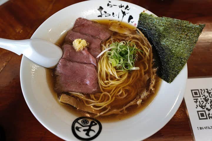 福岡グルメ 福岡ランチ「デビログ」さんのインスタグラム写真 - (福岡グルメ 福岡ランチ「デビログ」Instagram)「警固にある『らーめん おいげん』と超人気店『#麺や兼虎 』の期間限定コラボメニューをいただいた。 . 「#特上醤油 (和牛チャーシューのせ)」1,000円(税込) 1日限定30杯 九州産黒毛和牛がラーメンと一緒に食べられるとか贅沢やね～😋 ちょいレア感があり、薄切りで柔らかい。 麺もいつもの『おいげん』のものではなく、食感が良い感じのストレート麺。 途中で生姜を混ぜるといい感じに味変できるよ🙆‍♂️ . 「#豪快豚骨 」850円(税込) 1日限定30杯 これは本気の”ど豚骨ラーメン”でスープが超濃厚😆 『魁龍』をイメージしてもらえるとわかりやすいかも。 麺は「特上醤油」と同じストレート麺で、好みの食感😊 麺のかたさは店員さんおすすめのデフォルトで。 たまねぎのみじん切りがいいアクセントになっとった。 . 両方とも6月末までの限定メニューで、あと1週間しか食べられないのは残念すぎる😭 . #らーめんおいげん #福岡市中央区警固 1-13-1 ARK警固1F 092-714-1433 11:30～16:00 17:00〜4:00 (3:30 LO) 不定休 . ♦️福岡グルメ 福岡ランチの店舗探しならブラウザで「デビログ」で検索👉 ♦️お得な情報やディープな店舗情報はブラウザで「もっとデビログ」で検索👉 . #警固グルメ #警固ランチ #おいげん #福岡ラーメン #福岡豚骨ラーメン #福岡醤油ラーメン  #福岡 #博多 #fukuokapics #fukuoka #fukuokacity #hakata #fukuokagourmet #IGersJP #ig_japan #福岡グルメ #福岡ランチ #福岡ごはん #福岡ご飯 #食べログ福岡 #福岡飯 #福岡食べ歩き #福岡インスタグルメ #インスタグルメ福岡」6月23日 19時16分 - devi_takahashi