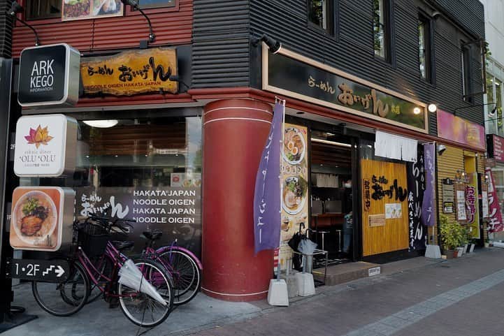 福岡グルメ 福岡ランチ「デビログ」さんのインスタグラム写真 - (福岡グルメ 福岡ランチ「デビログ」Instagram)「警固にある『らーめん おいげん』と超人気店『#麺や兼虎 』の期間限定コラボメニューをいただいた。 . 「#特上醤油 (和牛チャーシューのせ)」1,000円(税込) 1日限定30杯 九州産黒毛和牛がラーメンと一緒に食べられるとか贅沢やね～😋 ちょいレア感があり、薄切りで柔らかい。 麺もいつもの『おいげん』のものではなく、食感が良い感じのストレート麺。 途中で生姜を混ぜるといい感じに味変できるよ🙆‍♂️ . 「#豪快豚骨 」850円(税込) 1日限定30杯 これは本気の”ど豚骨ラーメン”でスープが超濃厚😆 『魁龍』をイメージしてもらえるとわかりやすいかも。 麺は「特上醤油」と同じストレート麺で、好みの食感😊 麺のかたさは店員さんおすすめのデフォルトで。 たまねぎのみじん切りがいいアクセントになっとった。 . 両方とも6月末までの限定メニューで、あと1週間しか食べられないのは残念すぎる😭 . #らーめんおいげん #福岡市中央区警固 1-13-1 ARK警固1F 092-714-1433 11:30～16:00 17:00〜4:00 (3:30 LO) 不定休 . ♦️福岡グルメ 福岡ランチの店舗探しならブラウザで「デビログ」で検索👉 ♦️お得な情報やディープな店舗情報はブラウザで「もっとデビログ」で検索👉 . #警固グルメ #警固ランチ #おいげん #福岡ラーメン #福岡豚骨ラーメン #福岡醤油ラーメン  #福岡 #博多 #fukuokapics #fukuoka #fukuokacity #hakata #fukuokagourmet #IGersJP #ig_japan #福岡グルメ #福岡ランチ #福岡ごはん #福岡ご飯 #食べログ福岡 #福岡飯 #福岡食べ歩き #福岡インスタグルメ #インスタグルメ福岡」6月23日 19時16分 - devi_takahashi