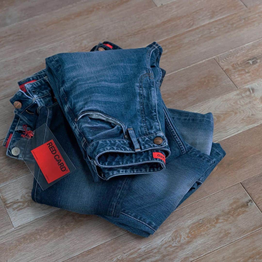 のインスタグラム：「.﻿ ﻿ BLUE DENIM👖﻿ ﻿ ﻿ #redcardtokyo#redcard#redcarddenim#denim#ootd#intheknowgl#デニム#レッドカード#レッドカードデニム#美脚デニム#ブルーデニム #インディゴブルー」