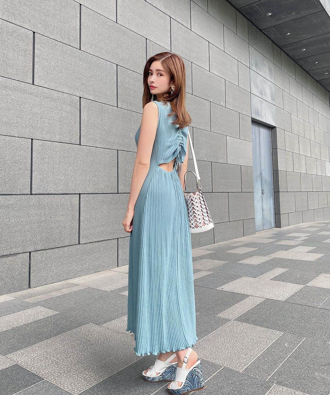 得あゆさんのインスタグラム写真 - (得あゆInstagram)「大好きな色のワンピース💙 夏は背中が可愛い服を着て 後ろ姿も可愛くいたいな😚💭 ・ one-piece : @mercuryduo_com sandal : @dianashoespress bag : @katespadejapan bracelet : @maisonvalentino ・ ・ ・ ・ ・ ・ ・ #ノースリーブ#ワンピース#ワンピ#カフェ#カフェ巡り#後ろ姿#ニットワンピース#ガーリー#コーデ#シンプルコーデ#シンプルな暮らし#スタイル#ダイエット#美容#健康#ドライブ#休日#お洒落#公園#散歩#ストレートヘア#ヘアスタイル#撮影#日焼け止め#ブルー#cafe#drive#style#japanesegirl#blue」6月23日 19時17分 - tokuayu819