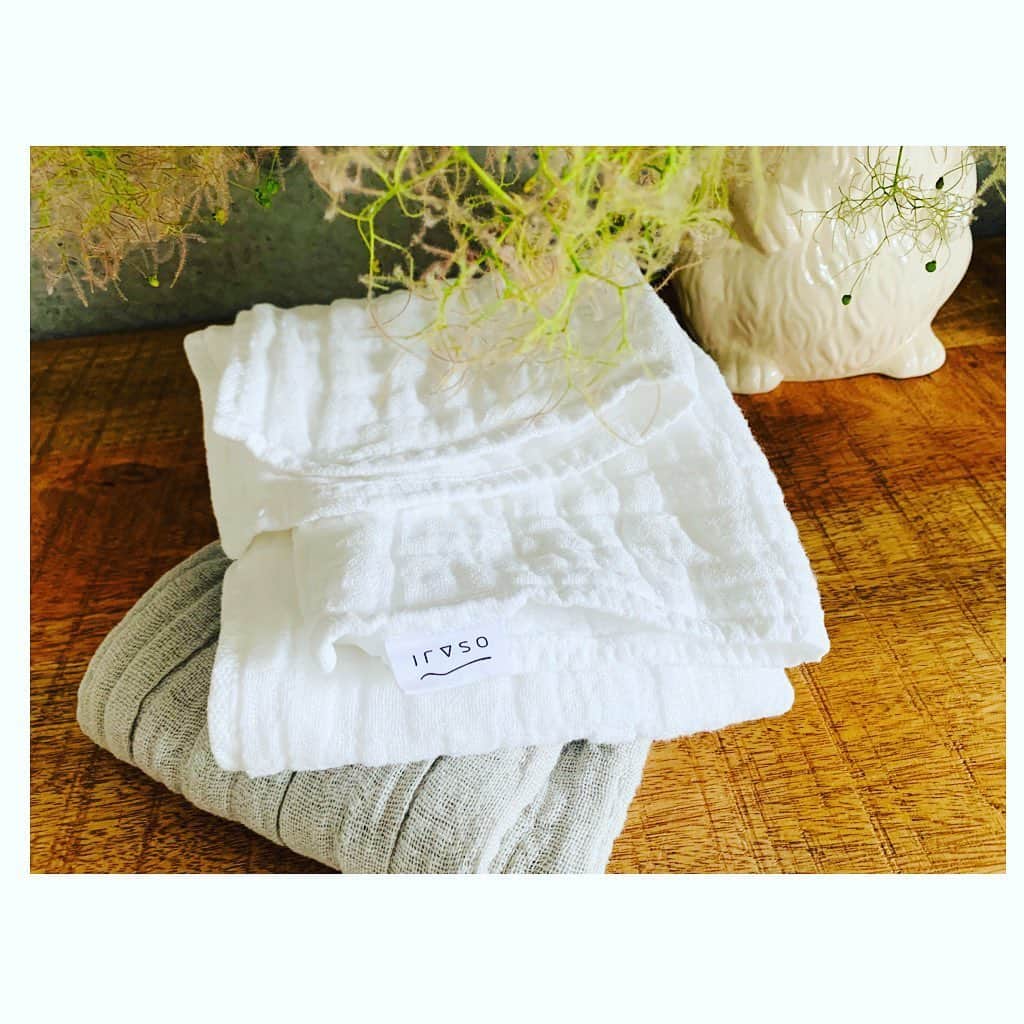 木部明美さんのインスタグラム写真 - (木部明美Instagram)「・﻿ OSAJI ﻿ 爪に優しいネイル💅🏼﻿ カラバリがステキ♡﻿ んでもって…﻿ アセトンフリーの優しいネイルリムーバー﻿ ﻿ 最高デス！！﻿ ﻿ 2枚目﻿ 自粛中にポチッとした…﻿ OSAJIのガーゼタオル︎☺︎﻿ ﻿ とにかく…肌に優しい〜﻿ 顔もタオルをのせるだけでふける！﻿ 擦らないでいい〜﻿ タオルに出会えました!!!!!﻿ ﻿ まるさんありがとぅー﻿ @rina_kina﻿ ﻿ #愛してやまないコスメ#優しいネイル#nail#towel#ガーゼ#osaji#きべメイク#きべネイル#🍡」6月23日 19時19分 - kibeburu