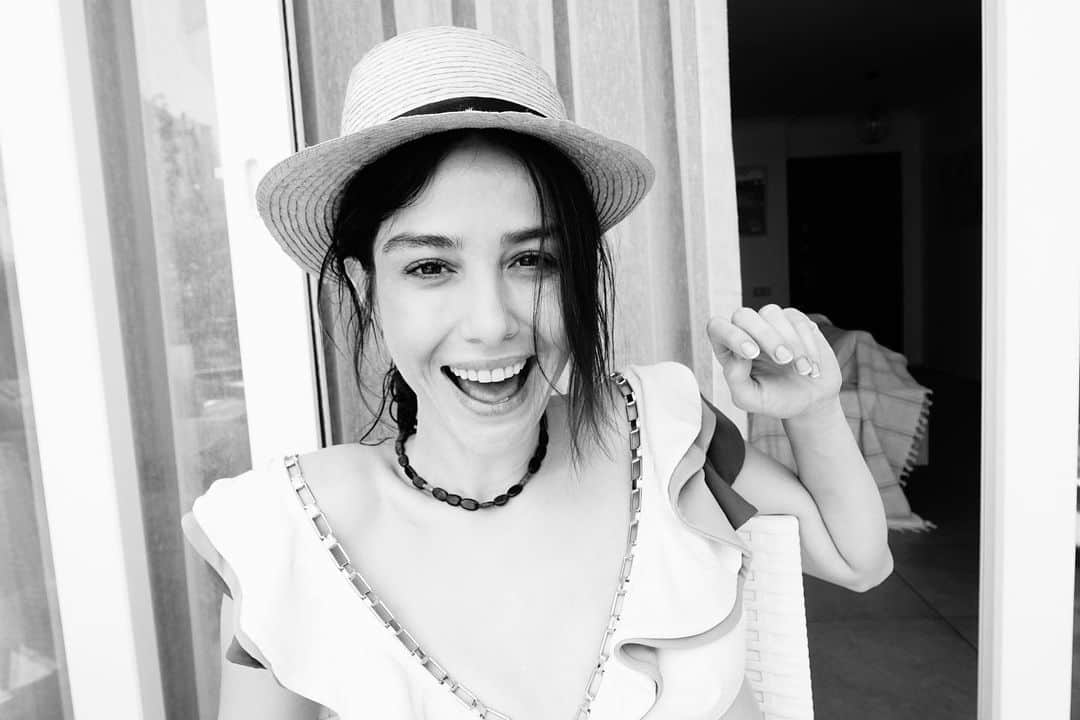 Ozge Gurelのインスタグラム：「#tb 🦋🦋」