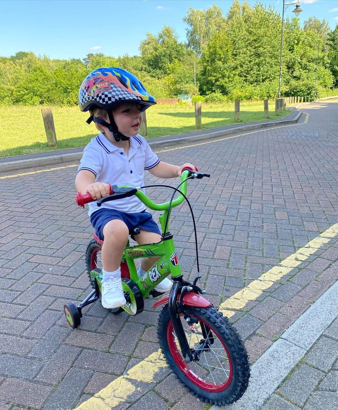 ビリー・フェアーズさんのインスタグラム写真 - (ビリー・フェアーズInstagram)「‘On my big boys bike mumma’ 🙊😅🥰🚴🏻‍♂️」6月23日 19時25分 - billieshepherdofficial