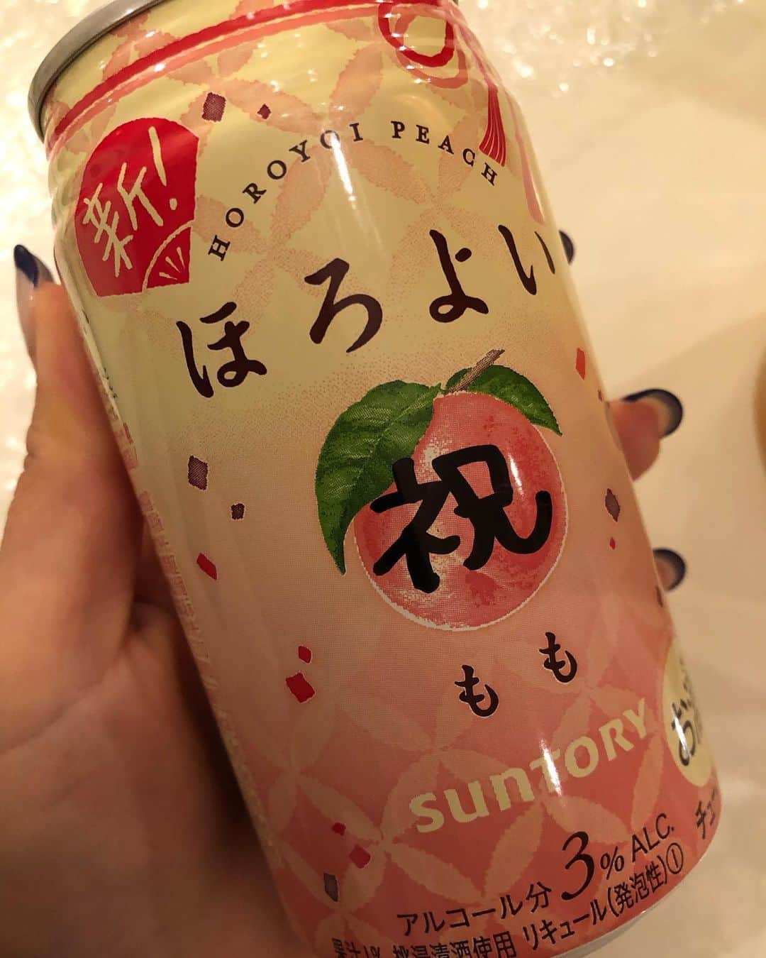 上田桃子さんのインスタグラム写真 - (上田桃子Instagram)「いつも神戸にいる時は必ず食べに行くお好み焼き【てんこもり】  そこの看板男ケンジ君から… 誕生日にこんな素敵なサプライズ🙈🎁 が。  伝票にもお酒って書いてあったのに… まぁ、確かにお酒も入っとるけども…  可愛いピアスまではいっとるがな🥰  嬉しかったですー‼️ そしてこういうちっさなワンポイントのピアスとても好みです🤩🤩🤩 今年はマスターズもなくて1回もいけず残念やったけど…遠くからてんこもりの繁盛を願ってるよー🙋‍♀️🙋‍♀️🙋‍♀️ おかんにも宜しくー🖤🖤🖤 皆様…神戸市北区にあるてんこもり。 本当に美味しいです🙋‍♀️日本一ゴルファーのサインがあるお好み焼きやさんと思います！  食べに行ってみてね😄😄😄 #いつもほんまにありがとう #今年は私の関西弁聞かせられへんな #ピカもけんじも桃ロスやな #ついでに24ロスや #せやけど開幕戦がんばんで #オカンによろしく」6月23日 19時23分 - momoko3030