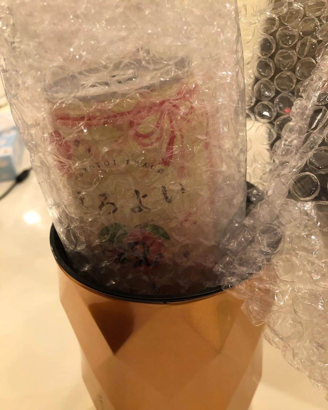 上田桃子さんのインスタグラム写真 - (上田桃子Instagram)「いつも神戸にいる時は必ず食べに行くお好み焼き【てんこもり】  そこの看板男ケンジ君から… 誕生日にこんな素敵なサプライズ🙈🎁 が。  伝票にもお酒って書いてあったのに… まぁ、確かにお酒も入っとるけども…  可愛いピアスまではいっとるがな🥰  嬉しかったですー‼️ そしてこういうちっさなワンポイントのピアスとても好みです🤩🤩🤩 今年はマスターズもなくて1回もいけず残念やったけど…遠くからてんこもりの繁盛を願ってるよー🙋‍♀️🙋‍♀️🙋‍♀️ おかんにも宜しくー🖤🖤🖤 皆様…神戸市北区にあるてんこもり。 本当に美味しいです🙋‍♀️日本一ゴルファーのサインがあるお好み焼きやさんと思います！  食べに行ってみてね😄😄😄 #いつもほんまにありがとう #今年は私の関西弁聞かせられへんな #ピカもけんじも桃ロスやな #ついでに24ロスや #せやけど開幕戦がんばんで #オカンによろしく」6月23日 19時23分 - momoko3030