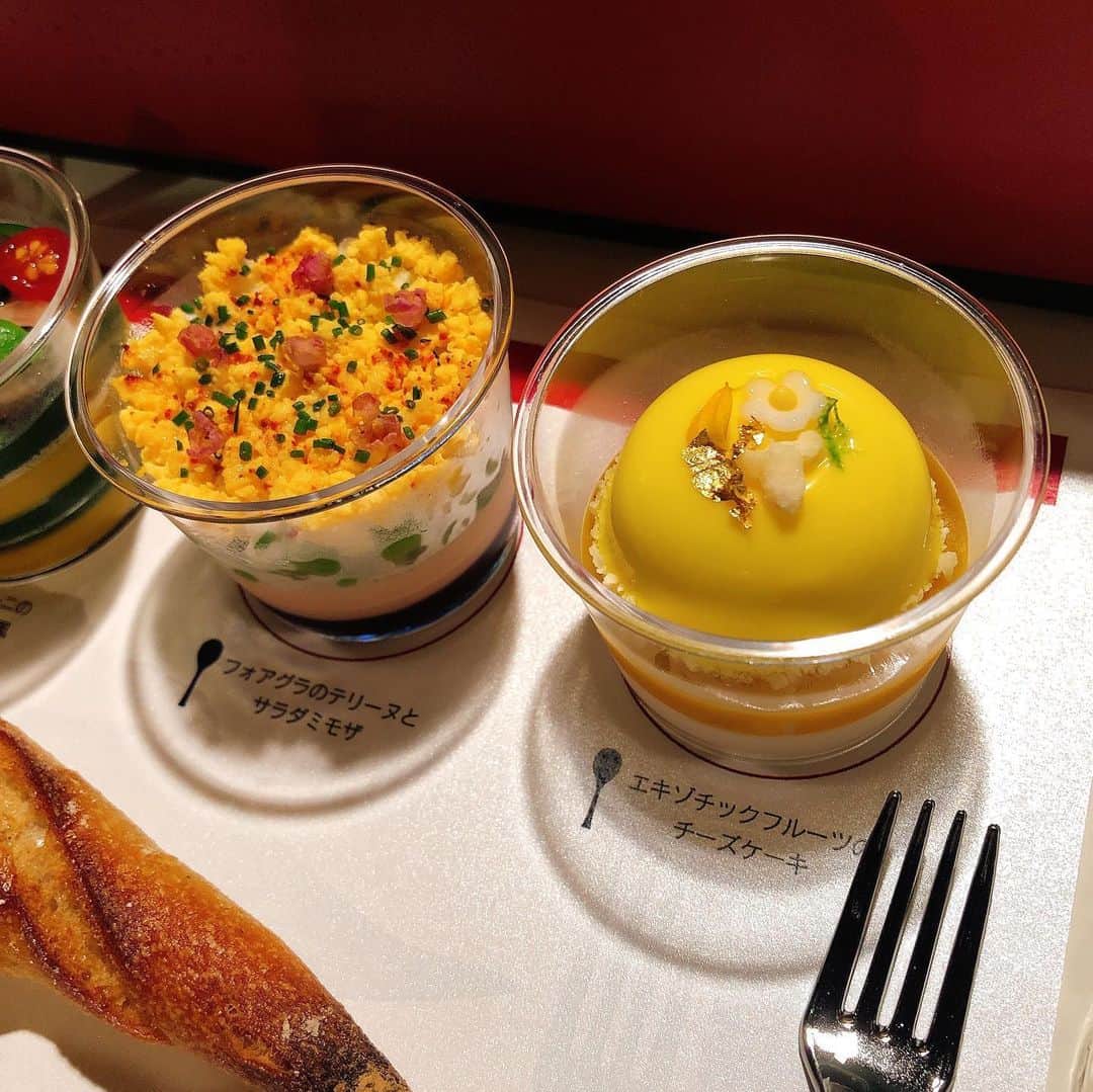 野宮真貴さんのインスタグラム写真 - (野宮真貴Instagram)「東京は夜の七時♪﻿ ﻿ ジュエルロブションをテイクアウト🍽﻿ 機内食風。オリジナルのペーパーランチョンマットと小さなスプーンとフォークもついていて、ミニチュア好きの私にはたまらない。 小さくても、お味はレストランと同じで嬉しい。﻿ これをオードブルにして、シャンパンをあけて、あとはサラダとステーキ肉をササっと焼いて夕食にしましょうか。﻿ ﻿ 数年前にロブション氏にお会いした思い出も。﻿ とても素敵なムッシュでした🧔﻿ ﻿ #東京は夜の七時 #ジュエルロブション #1日30個限定 #ラデギュスタシオングルマン #野宮真貴 #missmakinomiya﻿」6月23日 19時23分 - missmakinomiya