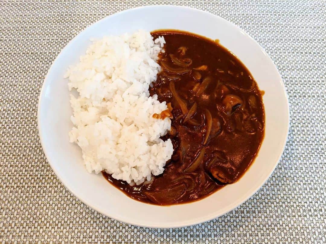 のインスタグラム：「たくさんの方々から妹が愛されていることを改めて感じ、心から感謝の気持ちでいっぱいです。妹にかわりまして、姉より、ありがとうございます。  人生を力強く、妹とともに歩んでいきたいと思っています。姪っ子ちゃん、甥っ子くんには、たくさん妹の生きてきた人生を伝えていきたいと思います。  大切な家族を失ってしまったけど、愛する家族が増えたことは私の心の支えです。  夫は、すごく優しい人。  人の心や身体をとても大切にしていて、自分に出来ることを全力でする。今までサロンは紹介制でしたが、コロナ禍で整体やマッサージに行けない人がいて辛いかもしれないからと、ブログで予約をオープンしたり、You Tubeを始めたのもそう。  面白おかしくいわれるだろうな〜とわかっていても、人のために、自分が出来ることを考え、実行に移す。素敵だなぁと思います。  私だったら怖くて隠れているかも... 「僕の個性だから！喜んでもらえたら嬉しいし、お役に立ちたい✨」とニコニコ笑顔で言う夫をみて、強いなぁと尊敬しています。  今日は「カレー作るね！」と、楽しそうにカレーを作ってくれました🤗  美味しくて美味しくて☻ 元気いっぱい♡になれました！  夫は何も言わないけど、私がいつもより元気がないのを察してくれて、「また食べたい♡」と言っていたカレーを作ってくれたんだと思います。  ダイエット中なのに（笑） おかわりたくさんしちゃいました ありがとうーーーーーっ❤ ※お惚気投稿でした♡ . . 夫　@akirastar_719」