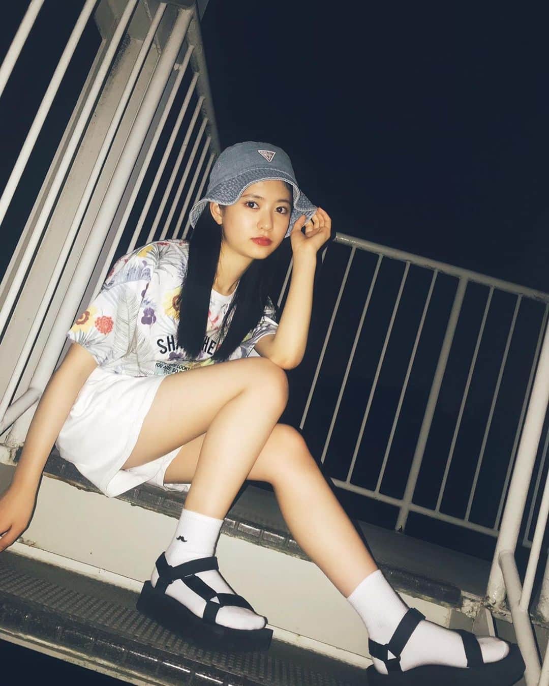 凛美さんのインスタグラム写真 - (凛美Instagram)「🏝⛱🏄🏻‍♀️﻿ ﻿ 昨日の続き...♡﻿ 夏っぽいサーフィンコーデ！﻿ ﻿ 元気な感じの﻿ 女の子をイメージしたよ🌀﻿ ﻿ ﻿ ﻿ ﻿ ﻿ ﻿ みんなは暑がり？寒がり？﻿ りみは、どっちも！笑﻿ #hat#guess#tops#repipiarmario#skirt#lovetoxic#socks#officialhigedandism#live#goods#shoes#Teva @guess  @repipi_armario  @lovetoxic_official  @officialhigedandism  @tevajapan」6月23日 19時32分 - rimi_kenon_official