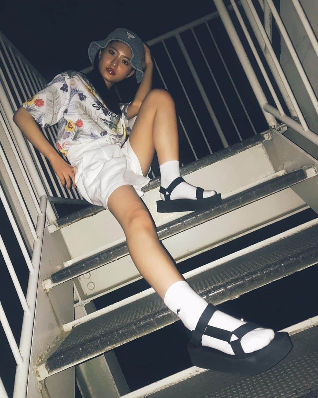 凛美さんのインスタグラム写真 - (凛美Instagram)「🏝⛱🏄🏻‍♀️﻿ ﻿ 昨日の続き...♡﻿ 夏っぽいサーフィンコーデ！﻿ ﻿ 元気な感じの﻿ 女の子をイメージしたよ🌀﻿ ﻿ ﻿ ﻿ ﻿ ﻿ ﻿ みんなは暑がり？寒がり？﻿ りみは、どっちも！笑﻿ #hat#guess#tops#repipiarmario#skirt#lovetoxic#socks#officialhigedandism#live#goods#shoes#Teva @guess  @repipi_armario  @lovetoxic_official  @officialhigedandism  @tevajapan」6月23日 19時32分 - rimi_kenon_official