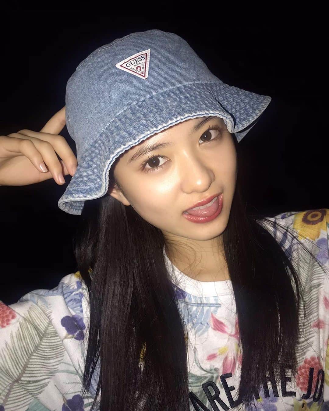 凛美さんのインスタグラム写真 - (凛美Instagram)「🏝⛱🏄🏻‍♀️﻿ ﻿ 昨日の続き...♡﻿ 夏っぽいサーフィンコーデ！﻿ ﻿ 元気な感じの﻿ 女の子をイメージしたよ🌀﻿ ﻿ ﻿ ﻿ ﻿ ﻿ ﻿ みんなは暑がり？寒がり？﻿ りみは、どっちも！笑﻿ #hat#guess#tops#repipiarmario#skirt#lovetoxic#socks#officialhigedandism#live#goods#shoes#Teva @guess  @repipi_armario  @lovetoxic_official  @officialhigedandism  @tevajapan」6月23日 19時32分 - rimi_kenon_official