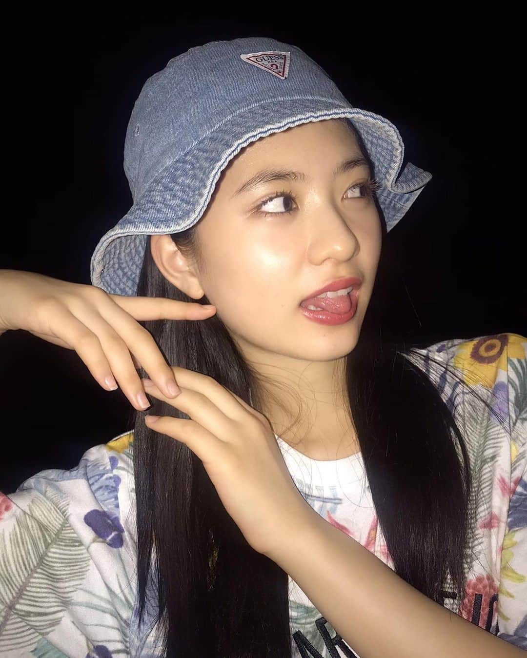 凛美さんのインスタグラム写真 - (凛美Instagram)「🏝⛱🏄🏻‍♀️﻿ ﻿ 昨日の続き...♡﻿ 夏っぽいサーフィンコーデ！﻿ ﻿ 元気な感じの﻿ 女の子をイメージしたよ🌀﻿ ﻿ ﻿ ﻿ ﻿ ﻿ ﻿ みんなは暑がり？寒がり？﻿ りみは、どっちも！笑﻿ #hat#guess#tops#repipiarmario#skirt#lovetoxic#socks#officialhigedandism#live#goods#shoes#Teva @guess  @repipi_armario  @lovetoxic_official  @officialhigedandism  @tevajapan」6月23日 19時32分 - rimi_kenon_official