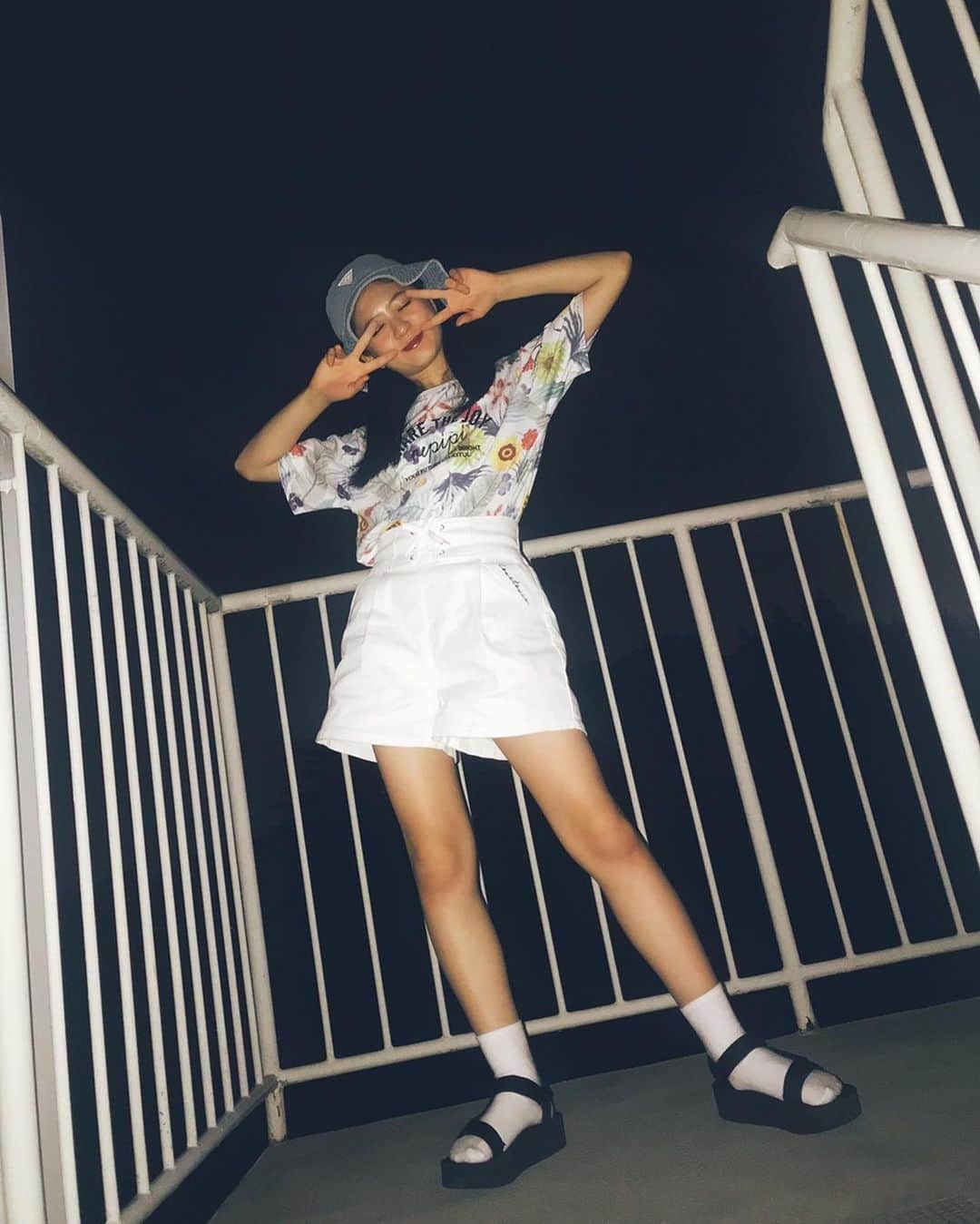 凛美さんのインスタグラム写真 - (凛美Instagram)「🏝⛱🏄🏻‍♀️﻿ ﻿ 昨日の続き...♡﻿ 夏っぽいサーフィンコーデ！﻿ ﻿ 元気な感じの﻿ 女の子をイメージしたよ🌀﻿ ﻿ ﻿ ﻿ ﻿ ﻿ ﻿ みんなは暑がり？寒がり？﻿ りみは、どっちも！笑﻿ #hat#guess#tops#repipiarmario#skirt#lovetoxic#socks#officialhigedandism#live#goods#shoes#Teva @guess  @repipi_armario  @lovetoxic_official  @officialhigedandism  @tevajapan」6月23日 19時32分 - rimi_kenon_official