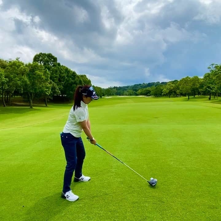 のインスタグラム：「開幕戦⭐️練習ラウンド⛳️ #開幕戦　 #アースモンダミンカップ  クラブハウス前には検温スペース🌸 検温したら検温済のシールを見えるところに貼ります☺️ そして2週間分の行動記録や検温など記入した問診票の提出。足で押せるアルコール。 練習場にも、選手とキャディさんは行くたびにアルコール消毒が義務付けられていて、飲み物もケースに触れる前にアルコール消毒⭐️キャディさんのロッカーもプレハブがいくつか建てられていたり、キャディさんの待機テントが屋外にあって常に扇風機が回っていたり、密にならないようになっておりました〜😊🌸 人生で初めてのPCR検査も無事に終了😊 私自身はロッカーを使わないで車から直接コースに出ていますが、ここまで体制がしっかりされてるので安心感もありました☺️🌸 ⛳️ 久しぶりにみんなと会えて嬉しい反面、思わず握手やハグしそうなのをグッと堪えてソーシャルディスタンスを保ちながら毎年恒例の「今年もよろしくお願いします！☺️」のご挨拶ができました☺️ メーカーさんはメーカーのバスから出られないので選手が直接バスに向かい調整などを行っています☺️🌸 やっぱり試合会場っていいなあ😊🌸 ⛳️ 明日も調整頑張ります☺️⭐️ #loveandthanks  #感謝」