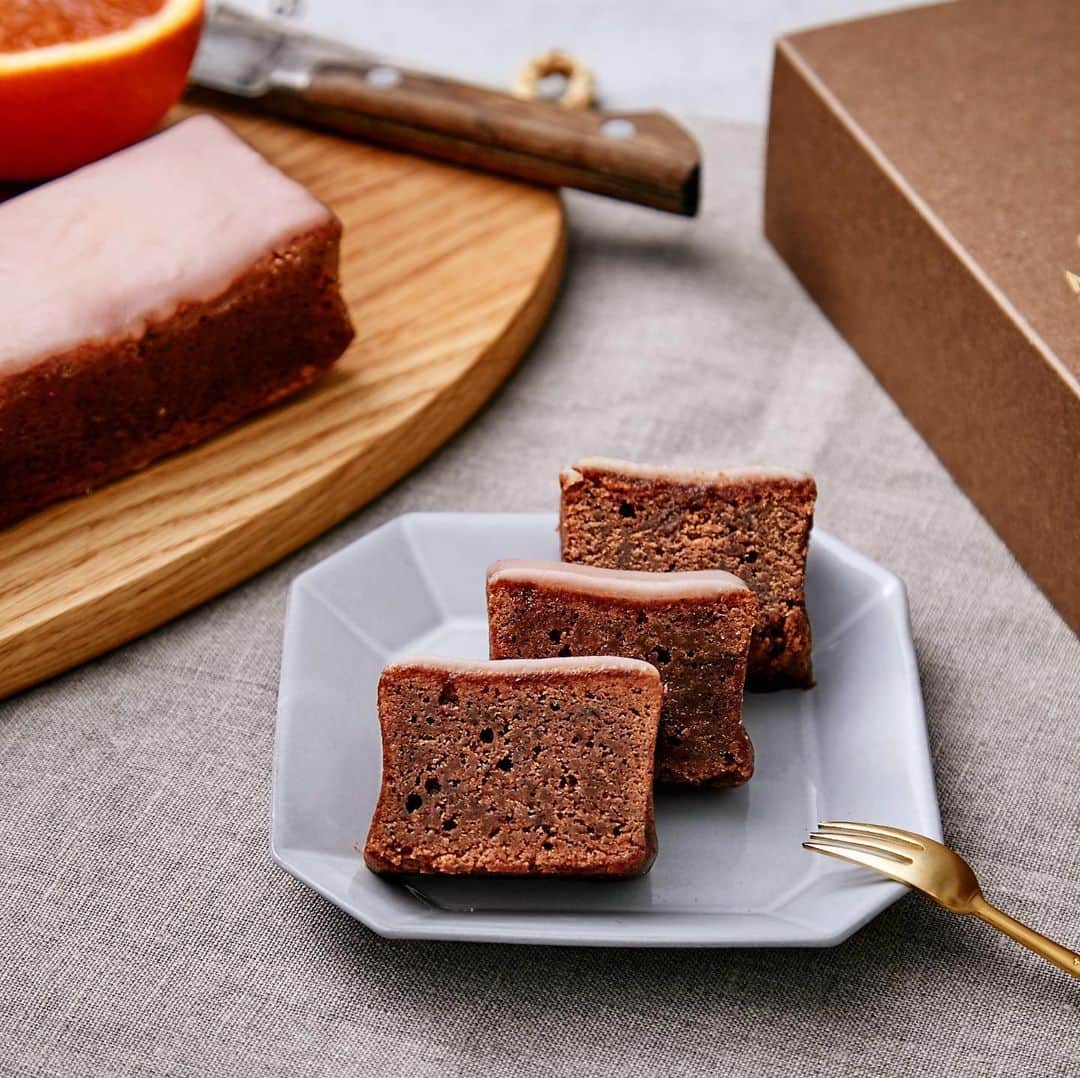 のインスタグラム：「Minimal The Baking 代々木上原店、初の季節限定フレーバーを7月1日より販売開始予定🍊﻿ ﻿ 冷やしても美味しい、ウィークエンドケーキのような爽やかさと発酵のうまみ 「ガトーショコラ -ブラッドオレンジ-」 🍫﻿ ﻿ ブラッドオレンジのすっきり爽やかでキレの良い果実感と、ほのかに感じる心地よい渋みの余韻をお楽しみいただけます。爽やかさとコクが口に広がり、立体的な深みのある味わいです。﻿ ﻿ ﻿ #MinimalChocolate #MinimalBeanToBarChocolate #BeanToBar #BeanToBarChocolate #craftchocolate #ミニマルチョコレート #ミニマルビーントゥバーチョコレート #ビーントゥバー #板チョコ #クラフトチョコレート #カカオ #富ヶ谷 #奥渋  #代々木上原  #銀座 #おうちカフェ #スイーツ部 #手土産 #東京カフェ #カフェ巡り #東京グルメ #tokyo #テイクアウト #東京テイクアウト #お取り寄せスイーツ #ガトーショコラ #生ガトーショコラ #季節限定 #ブラッドオレンジ」