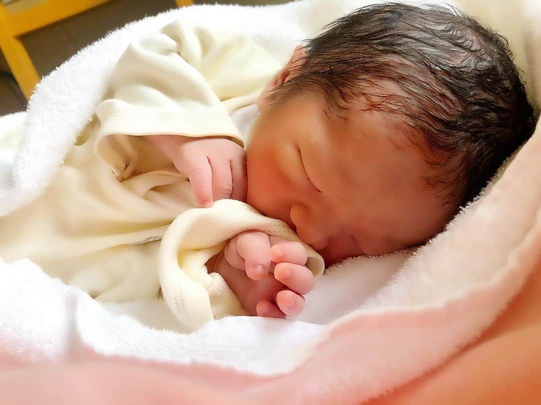 miniのインスタグラム：「My Angel,,,🥺👼🌈 天使にやっと逢えた🤰🌈👶🏽💘💘💘 皆様、、 なんとか今日、色んな事を乗り越え、 無事に2398gのキャロミをこの手で抱きしめることが出来ました🤰🌈👶🏽💓💜💎 いきなり決まった帝王切開。 心の準備もないまま、もうなるようにしかならないっ‼︎と腹をくくって挑んだ人生初手術👨🏽‍⚕️💉 下半身だけの部分麻酔に、手術台に乗せられ、みるみる生まれたままの姿にされ、まず背中にする麻酔とかの太い注射に「痛いけど我慢してね〜👨🏽‍⚕️」と言われビビりまくる😳💉 けど、やっぱり私かなり痛みに強いみたいで😂全然余裕で🤤👍🏾 どんどん感覚がなくなって、重いねんどのように自分の下半身が自分の物じゃないみたいになって、、 いざ手術へ🧤🗡👨🏽‍⚕️ 顔のとこには、布で仕切りがされてて、何も見えない😳なにも見えないから余計感じたり想像したりするから怖いんだけどw さくさく進んでいく帝王切開🗡 途中で、すんっごい勢いで身体が右や左に揺れるくらい引っ張られたり、押されたりするので、怖くなりすぎて、不安すぎて、半ベソかきそうなのを必死に堪えながら、旦那や家族、大事な友達たちの事をひとりひとり思い出して💭 お腹の中のキャロミに自己紹介を始める🤰🌈👨🏽👨‍👩‍👦👨‍👩‍👧👧🏻👩🏽‍🦰👩🏻👩🏼👦🏻👩🏽👱🏼‍♂️👱🏽‍♀️👩🏼‍🦳🧔🏽🧑🏻‍🦳 そして、今紹介したみぃーんながキャロミに外の世界で会いたがって待っててくれてるんだよ〜🥺💓😌って話しかけて、、 それでもまだまだ出てこないから、頭の中でキャロミのテーマソングを歌ったりして♫🦄🧜🏽‍♀️💓💜💎 お腹の中もあったかくて気持ち良かったと思うけど、外の世界はもっとキラキラしてて、ミラクルで、楽しいから大丈夫だよ🙌🏾🌈 なぁ〜んにも怖くないから出ておいで‼️って話してたら、看護婦さんが「もう頭が出て来てますからねー🦱あとちょっと‼︎頑張って〜」って言ってくれて、、 したら、つるんっと取り出されたキャロミ👼💘 出てきた瞬間、愛おしすぎる声で思いっきり泣いてくれて🥺🌈✨涙が溢れた✨✨ そして、赤ちゃんすぐ泣いて無事ですよ〜って言われて、キレイにされに違うお部屋へ🙌🏾👶🏽 そこから、私は胎盤取り出したりするんだけど、、 ここから手術してる最中にどんどん麻酔が切れてきて😳😟🤯🙄😑 痛すぎて息出来ない🥶 看護婦さんに「気持ち悪い？」ってきかれて、 「い〝ぃや、、、い、、、いたい、、、」みたいになって、「どこが！？」「お腹が…🤯🥶😱」「っえー‼︎麻酔が切れてきちゃってるから追加します！！」ってなって背中の麻酔追加してくれるんだが、なかなか効かない… けど、何やってんだかわかんないけど、どんどん取り出したり、閉じたり、ずらしたり、進んでいく手術、、🤯🥶😨😱🙄 痛すぎて、息をするのと、うなるのが精一杯で、 途中キレイにされたキャロミを顔の横に連れてきてくれて、「はーい♡可愛いですね〜🥰元気な女の子ですよ〜👶🏽💓チュ♡」とか言って顔をくっつけてくれて、いっぱい写真撮ってくれてるんだけど、顔近すぎて、目👀横にやっても顔全然見えないし👶🏽👀ww、お腹痛すぎてこっちは白目むきたいくらいだったので、対面した時は涙も出ず、、🥶😂😱 そこからは、早く閉じて〜🤯🥶って頭の中でお経のように念じ続けて、、、 無事になんとか元気なキャロミを産むことが出来ました🤰🌈👶🏽💘💘 心配してくれてた皆さん、 LINE、メール、DM、コメントくれた皆さま、　 母子共に元気で順調なスタートです🙌🏾😆🌈👶🏽✨ キャロミにとっても、私にとっても、、 今日という最高で最強の日が、 新しい人生と世界がはじまりました🤰💜👶🏽💘✨✨ #みにんぷ #みにんぷくらぶ #妊婦 #妊娠 #妊娠10ヶ月 #出産 #産まれました #ベビー #天使 #誕生 #奇跡 #出産レポ #出産報告 #出産報告 #帝王切開 #初産 #高齢出産 #baby #pregnant #pregnancy #birth #birthday #プレママ #ママ #ママになりました #やっぱり旦那も私も目離れてるからキャロミも全力で目離れてるw #離れ目 #旦那似 #ただのちっこい旦那 #天使 #生まれてきてくれてありがとう」