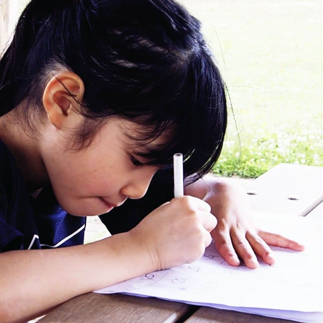 Kids Of Ninjaのインスタグラム：「公園で宿題をしました😊 ひらがなプリントの宿題がずっと出てる…。 . 動画はプロフのリンクから見えます✨ ✼••┈┈••✼••┈┈••✼••┈┈••✼••┈┈••✼ #公園で宿題 #小学一年生 #子供との大切な時間 #きょうの娘 #成長記録 #子育てグラム #ママライフパパママ #インスタキッズ #コドモノ #コズレ #子育て中ママ #女の子ママ #男の子ママ #子育てあるある #9歳ママ #6歳ママ #兄妹ママ #ママライフカメラ #親バカ部 #スマイル育児 #子どもと暮らす #ワーママ #アラフォーママと繋がりたい #育児アカウント #子供かいる生活 #子供のいる暮らし #ママリ #まますたぐらむ #kodomo #love_kodomo_japan」