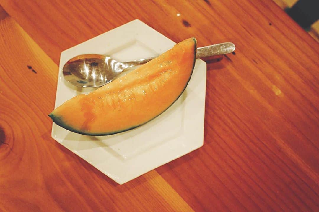 古谷有美さんのインスタグラム写真 - (古谷有美Instagram)「🧡 買ったばかりのお皿で頂き物のメロン。 大きさも形もすごく気に入った！ いい買い物！と思った翌朝。 手がすべってバリーン💔 おっちょこちょいは一生直らないんだな。  #どんくさいと良く言われます #石川裕信  #札幌ご出身の作家さん」6月23日 19時38分 - yuumifuruya