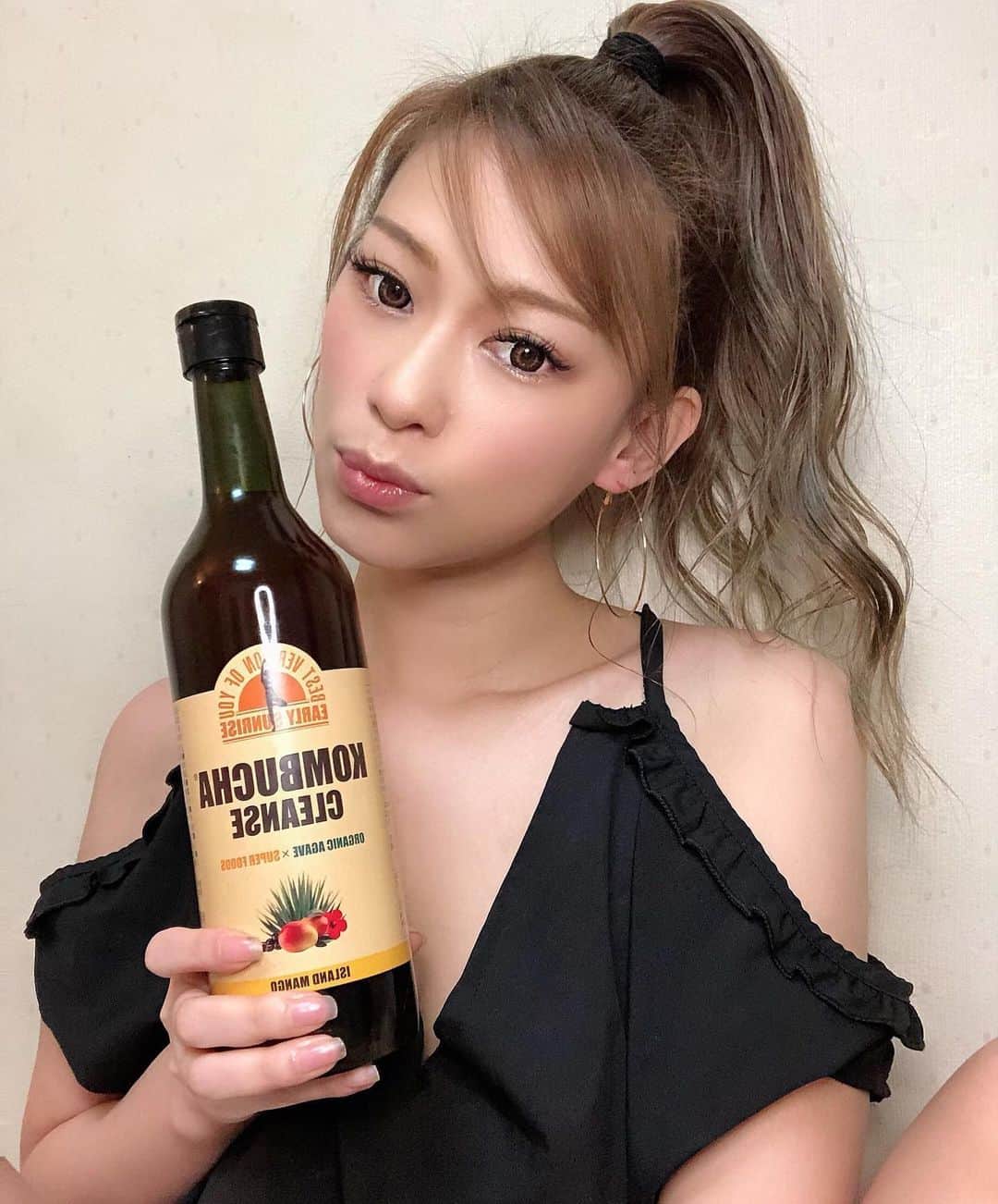 長谷川唯のインスタグラム：「・ ・ 今日もコンブチャクレンズでファスティング中だよ🥭✨炭酸水で飲んでみたら美味しすぎた🤍🤍 ・ ・ 良かったらハイライトにも残してあるからCheckしてみてねん😘💕 ・ ・ #コンブチャクレンズ #ファスティング #ダイエット #today #me #コンブチャクレンズ炭酸割り #ダイエット部」