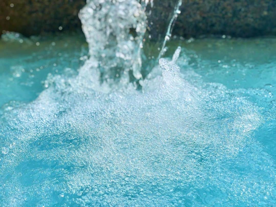 実咲凜音さんのインスタグラム写真 - (実咲凜音Instagram)「. お水見てるだけで 涼しい気持ちになれるよ。  ほら。  ね😂  涼しげになったでしょ。  みりおん。 #プール #海 #川 #水族館 #噴水 #雨 #水のイメージのもの書いてみた😃w」6月23日 19時39分 - misaki_rion