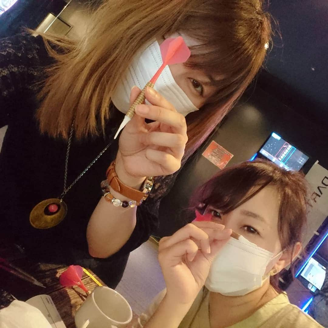 松浦麻里奈さんのインスタグラム写真 - (松浦麻里奈Instagram)「@jiqoo_takadanobaba 高田馬場の自遊空間でダーツ🎯 めちゃ広いし、店内分かりやすい。 二時間遊びました(∗ˊᵕ`∗) . . 他にも、 インターネット＆コミックカフェ、 フリードリンク、マンガ、PC、オンラインゲーム、 ダーツやビリヤード、カラオケもあり！！ . . VRの、脱出ゲーム難しい！！ 頭よくないと駄目やわ(´×ω×`) . ドリンクコーナー充実しすぎてる😳☕ １日遊べそうだわ( ⁎ᵕᴗᵕ⁎ ) 駅の目の前やから、分かりやすい場所！ . . #レディースルーム #ネットカフェ #ネカフェ #高田馬場 #自遊空間 #高田馬場ネカフェ #高田馬場ネットカフェ #pr #ビリヤード #漫画 #vr #脱出ゲーム #コミック #コミックカフェ #マンガ #ダーツ #カラオケ #フリードリンク #スロット #漫画コーナー #遊び放題 #雨 #ムービー #girl #friend #雨の日 #室内遊び #運動 #腕痛い」6月23日 19時47分 - ay114.831m