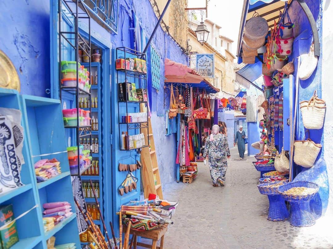 田島知華さんのインスタグラム写真 - (田島知華Instagram)「【Morocco🇲🇦Chefchaouen】 モロッコ・シャウエンのリクエストたくさんありがとうございました！たくさんの青が詰まった美しき街。 . 海外へ行かない時間が長すぎて写真を見返しながらふと、この思い出たちは夢だったんじゃないかと思ってしまうくらい自分にとって海外旅行が当たり前だったことから夢のような特別なことへと変わってしまったことに気付く。  今後また旅ができるようになったら、飛行機に乗ることも現地を歩くことも今まで以上に特別に感じられるだろうし、そんな時間を大切にしたいと思う。  一分一秒少しでも早く旅がしたい、そう願うばかりです🐈 Copyright © TAJIHARU  PENTAX K-1 MarkⅡ HD PENTAX-D FA 28-105mmF3.5-5.6ED DC WR _ #たじはるトリップ #海外ひとり旅ガールの便利帖 #田島知華 #たじはる #トラベルフォトライター #TAJIHARU_morocco #モロッコ #シャウエン #女子旅 #旅ガール #カメラ女子 #morocco #chefchaouen #chaouen #africa #igerseurope #igersmorocco #topmoroccophoto #visitmorocco #wonderful_places #beautifuldestinations #beautifulplace #earthpix #discoverglobe #discoverearth」6月23日 19時47分 - haruka_tajima