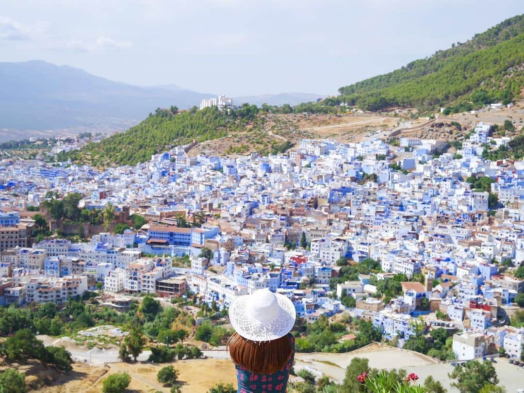 田島知華さんのインスタグラム写真 - (田島知華Instagram)「【Morocco🇲🇦Chefchaouen】 モロッコ・シャウエンのリクエストたくさんありがとうございました！たくさんの青が詰まった美しき街。 . 海外へ行かない時間が長すぎて写真を見返しながらふと、この思い出たちは夢だったんじゃないかと思ってしまうくらい自分にとって海外旅行が当たり前だったことから夢のような特別なことへと変わってしまったことに気付く。  今後また旅ができるようになったら、飛行機に乗ることも現地を歩くことも今まで以上に特別に感じられるだろうし、そんな時間を大切にしたいと思う。  一分一秒少しでも早く旅がしたい、そう願うばかりです🐈 Copyright © TAJIHARU  PENTAX K-1 MarkⅡ HD PENTAX-D FA 28-105mmF3.5-5.6ED DC WR _ #たじはるトリップ #海外ひとり旅ガールの便利帖 #田島知華 #たじはる #トラベルフォトライター #TAJIHARU_morocco #モロッコ #シャウエン #女子旅 #旅ガール #カメラ女子 #morocco #chefchaouen #chaouen #africa #igerseurope #igersmorocco #topmoroccophoto #visitmorocco #wonderful_places #beautifuldestinations #beautifulplace #earthpix #discoverglobe #discoverearth」6月23日 19時47分 - haruka_tajima