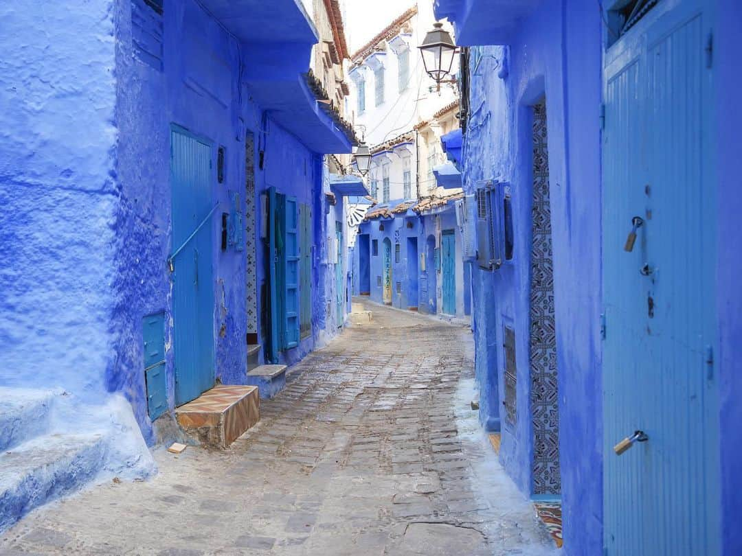 田島知華さんのインスタグラム写真 - (田島知華Instagram)「【Morocco🇲🇦Chefchaouen】 モロッコ・シャウエンのリクエストたくさんありがとうございました！たくさんの青が詰まった美しき街。 . 海外へ行かない時間が長すぎて写真を見返しながらふと、この思い出たちは夢だったんじゃないかと思ってしまうくらい自分にとって海外旅行が当たり前だったことから夢のような特別なことへと変わってしまったことに気付く。  今後また旅ができるようになったら、飛行機に乗ることも現地を歩くことも今まで以上に特別に感じられるだろうし、そんな時間を大切にしたいと思う。  一分一秒少しでも早く旅がしたい、そう願うばかりです🐈 Copyright © TAJIHARU  PENTAX K-1 MarkⅡ HD PENTAX-D FA 28-105mmF3.5-5.6ED DC WR _ #たじはるトリップ #海外ひとり旅ガールの便利帖 #田島知華 #たじはる #トラベルフォトライター #TAJIHARU_morocco #モロッコ #シャウエン #女子旅 #旅ガール #カメラ女子 #morocco #chefchaouen #chaouen #africa #igerseurope #igersmorocco #topmoroccophoto #visitmorocco #wonderful_places #beautifuldestinations #beautifulplace #earthpix #discoverglobe #discoverearth」6月23日 19時47分 - haruka_tajima