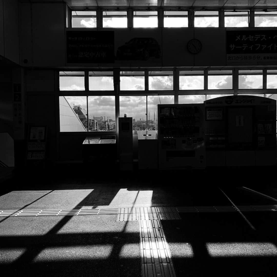 naotakeのインスタグラム：「窓 - Windows / iPhone XR & Snapseed, 20200624 . . 各停しかとまらない駅。電車待ちの間にひと休み。 . . #spicollective #royalsnappingartists #infamous_family #rsa_main #infinity_photo_cult #2_fineart #jp_gallery_member #jp_gallery_bnw #trb_bnw #wp_bnw  #bnw_life #bnwlife_member #bnw_life_shots #bnw_captures #world_bnw #top_bnw #team_jp_ #team_jp_モノクロ #ig_energy_bw #ig_nihon #streetphotographybnw #igersjp #blackandwhite #bnw #bnwphoto #monochrome #bw #bnwphotography #ShotOniPhone #shotoniphoneXR」