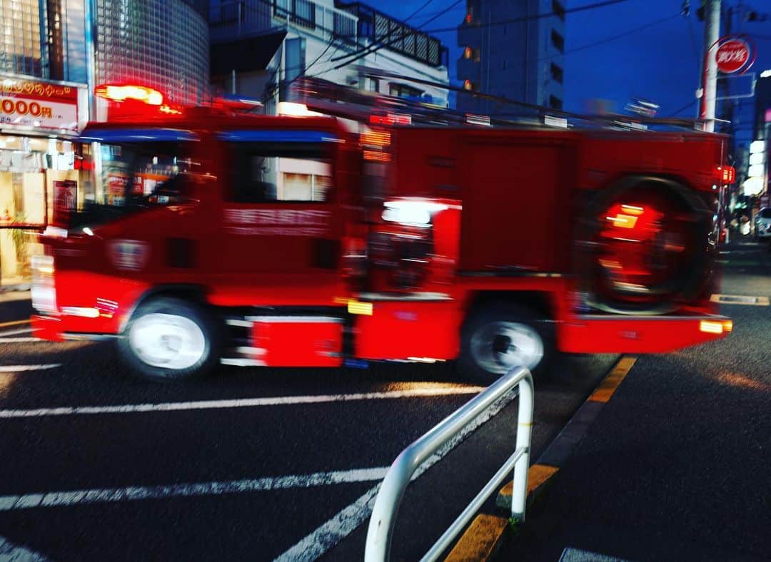奇妙礼太郎さんのインスタグラム写真 - (奇妙礼太郎Instagram)「#消防車 #firetruck  #red  #下北沢  #ricohgr3 #grsnaps」6月23日 19時48分 - reitaro_strange
