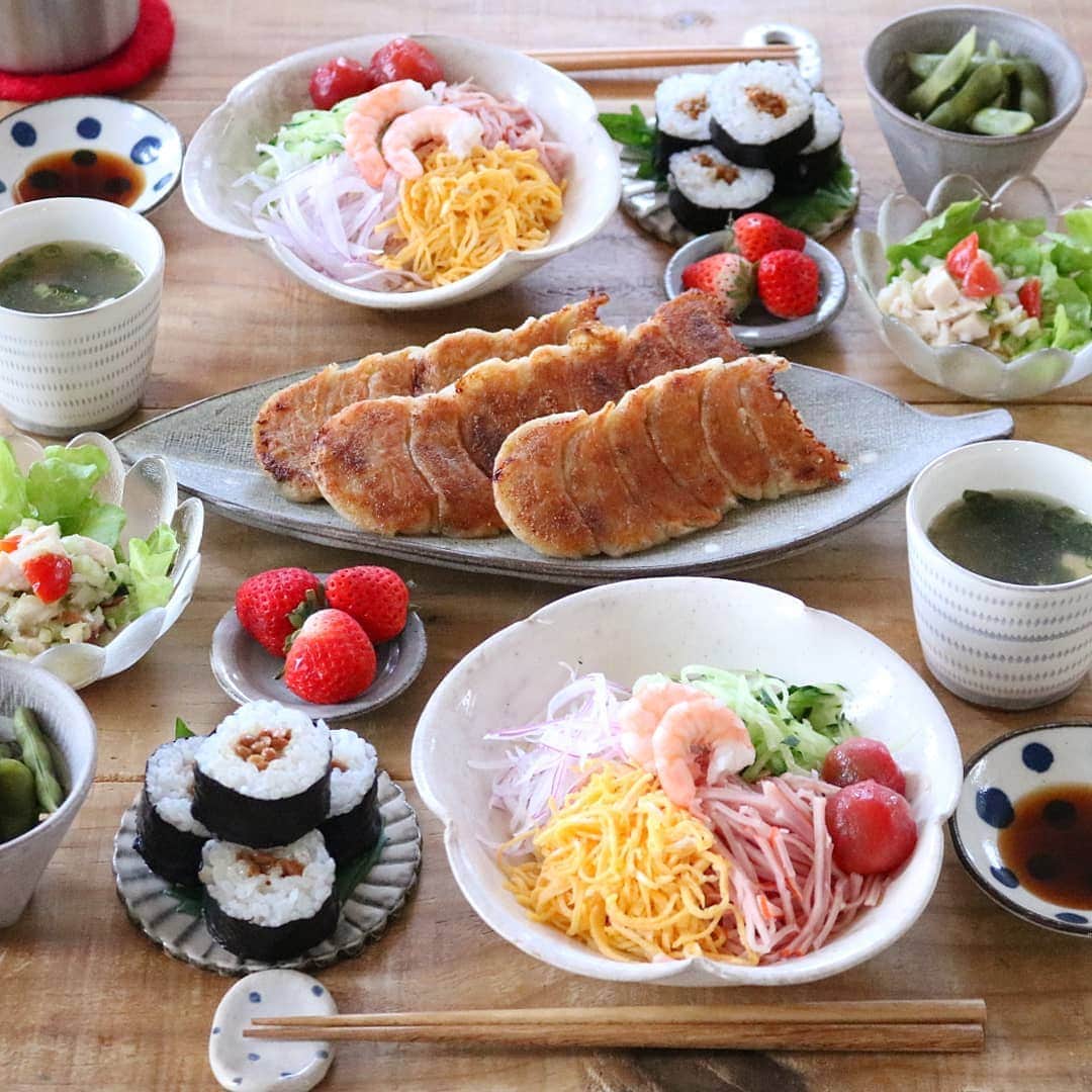 のインスタグラム：「♩*ﾟ . . . 冷やし中華はじめました🎐 . . 焼き餃子 納豆巻き チョップドサラダ ワカメスープ いちご🍓 枝豆 . . #yunaご飯#丁寧な暮らし#lin_stagrammer#kurashiru#delistagrammer#Japanesefood#ロカリキッチン#デリスタグラマー#クッキングラム#クッキングラムアンバサダー#タベリー#フーディーテーブル#Kissカメラ#iegohanphoto#てづくりごはん365#おうちごはん#おうちごはんlover#ママリクッキング#マカロニメイト#おうちごはん通信#おうちごはん革命#キッチングラム#おうちカフェ#夜ごはん#晩ごはん#dinner#翁明窯元#シャキッと夏ごはん#冷やし中華はじめました」