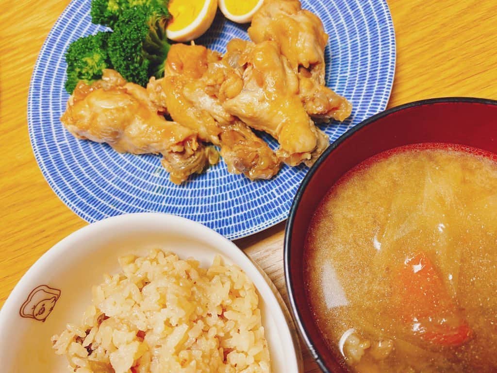 倉田雅世さんのインスタグラム写真 - (倉田雅世Instagram)「‪湿度にちょっとやられた感じ。‬ ‪ありものセットだけど、鶏のさっぱり煮、豚汁、炊き込みご飯。あれ、意外としっかり笑‬ ‪#おうちでごはん ‬」6月23日 19時52分 - kuralamune