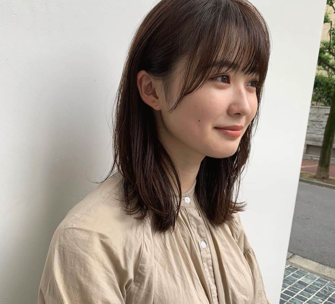 角川友紀のインスタグラム：「𓂃 ﻿ お久しぶりです！﻿ 久々の投稿になってしまいました😌﻿ ﻿ 今日、心機一転﻿ 髪をバッサリ切って﻿ カラーもしていただいたんです👩🏼‍🦰﻿ ﻿ 実は切る予定はなかったのですが、﻿ おまかせで似合う長さに切ってもらいました🤘🏼﻿♡ ﻿ お店の雰囲気が大好きなunamiの﻿ いつもお世話になっているうめさんに﻿ カットカラーしていただきました！﻿ ﻿ ありがとうございました〜🥳﻿ ﻿ #unami#レイヤーカット#ミディアムヘア」