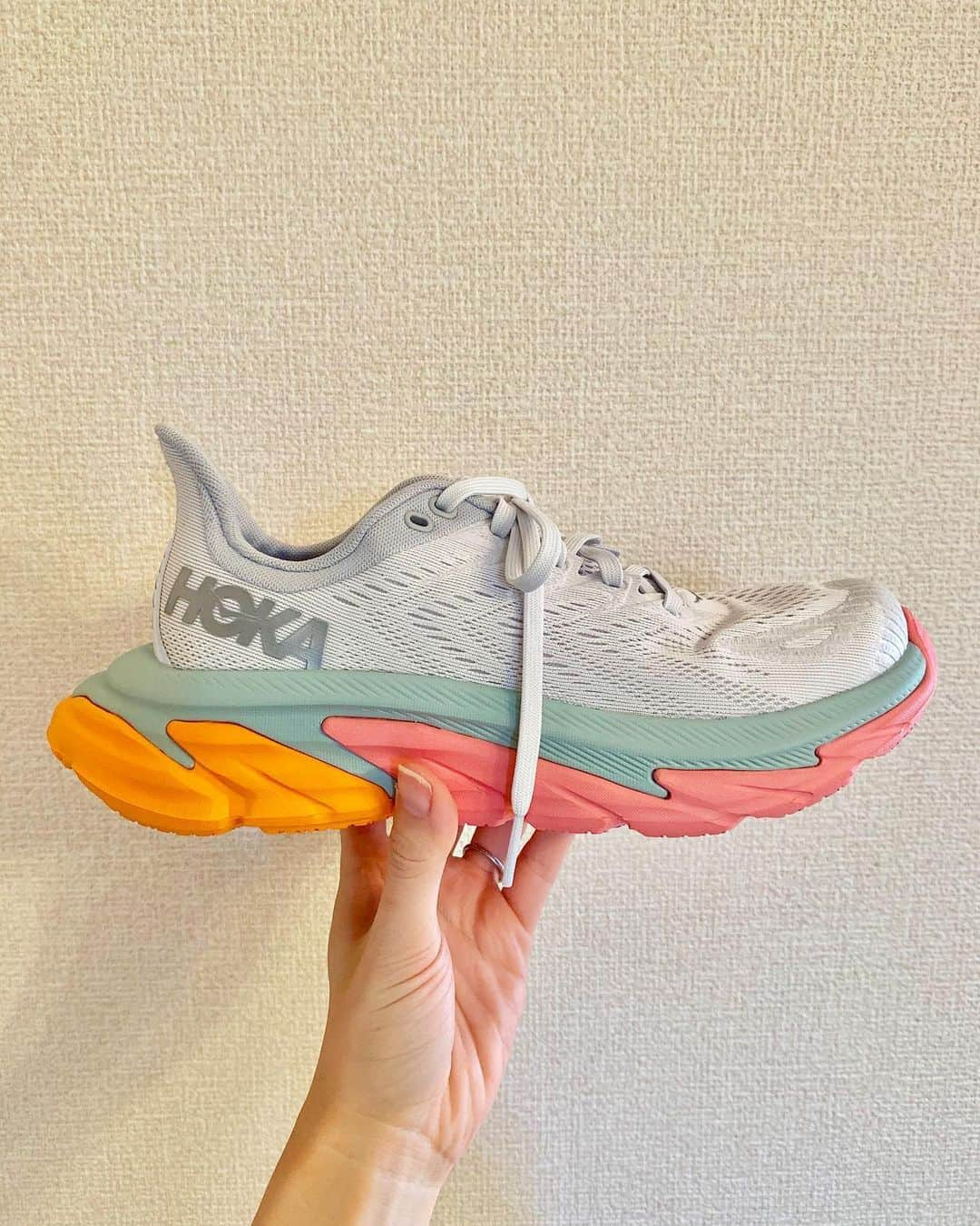 中橋舞さんのインスタグラム写真 - (中橋舞Instagram)「.﻿ --------﻿ run8km﻿ -------- ﻿ 初の #HOKAONEONE ランシューズ👟✨﻿ ﻿ ご縁があって﻿ 7月1日に発売される #クリフトンエッジ﻿ を先行させていただきました！﻿ ﻿ ﻿ #ホカオネオネ のシューズ自体が﻿ 私は初ですが﻿ 実際に履いてみての感想を📝﻿ ﻿ ①【とにかく軽い！】﻿ HOKAONEONE のシューズは見た目が大きいから重みがあるんだろうと勝手に思ってたの﻿ ﻿ ﻿ それが箱から出した瞬間手に持つと﻿ "かっる！！"と驚き‼️﻿ ﻿ ﻿ 履いてみても﻿ "かっる！！"﻿ 走った感覚もとにかく足元が軽やか✨﻿ わーこんな軽い感覚は初めてかもと。﻿ ﻿ ﻿ これまでのシリーズとの履いた感覚を比較が﻿ できないからHPでも見たところ👀✨﻿ ﻿ ﻿ 今回のこのクリフトンエッジは"超軽量"というのにソールもこだわったそうです！！﻿ ﻿ ﻿ ﻿ ②【接地】﻿ ソールの形が独特でかかとに向けてソールが﻿ 外に広がっている形✨﻿ (だから一見重そうに見えたりする)﻿ ﻿ ﻿ 広いソールで接地が安定しやすい🙆‍♀️﻿ それに﻿ クッション性があるけどシューズは柔軟性があるから足が出やすくて次の一歩が出しやすくて走りやすい✨﻿ ﻿ ﻿ という2つが印象的でした☺️﻿ ﻿ ﻿ ウルトラマラソンを走る人が履いてる印象から﻿ 最近はフルマラソンでも履いてる人を多く見かける　﻿ HOKAONEONE 👟✨﻿ ﻿ ﻿ とにかく足に優しいクッション性と軽さというのが﻿ 印象的なシューズでした！！﻿ ﻿ 新発売のシューズのレポでした😊﻿ 長い距離をこれで走るのも楽しみだ ﻿ ﻿ #hokaoneone #ホカオネオネ﻿ #クリフトンエッジ #cliftonedge﻿ #ホカラン @hokaoneone_jp﻿ #ランニング #running #runner #走るのが好き﻿ #runforfun #loverunning #走る #走るひと ﻿ #garmin7runners #ガーミン﻿ #garmin #ガーミン女子 #forathlete245music ﻿ #まいrun #ランニングシューズ #きも撮り﻿ #馬拉松 #跑了就懂 #runstagram」6月23日 19時54分 - mai_nakahashi