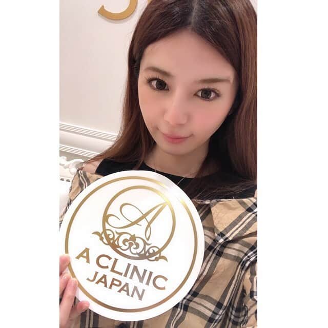 栗林里莉のインスタグラム：「♡ 先日、Aクリニック銀座院さんで(@a_clinic_ginza )ピコトーニングの施錠をして頂きました☺️ . ピコトーニングはシミや肝斑をレーザーで薄くしてくれる施錠だよん！ . 私は数年前にタイに行った時の日焼けで、頬に大きめのシミができてしまって、ずっと気になってたから今回お願いしました💡(2枚目は施錠前iPhoneノーマルカメラ加工なし)←現実の辛さw . 施錠は全然痛くなくて、ゴムでパチッと弾かれる感覚！ 薄いホクロにもレーザー当ててもらったよん！ . 古谷先生(@dr.furutani )ありがとうございました✨ また経過報告しますねー💓 . #aclinic #aclinic銀座  #aクリニック #ピコレーザー　 #ピコシュア #美白ケア #シミ取り #ピコスポット  #古谷哲也 #tetsuyafurutani  #栗林里莉 #ririkuribayashi  #japanese」