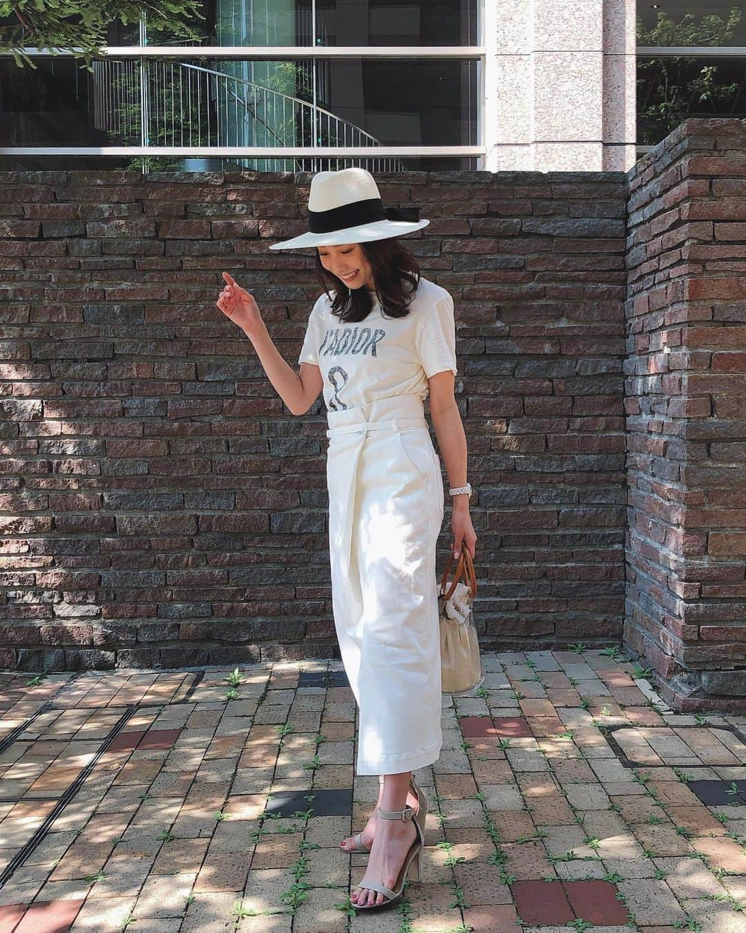 冨張愛さんのインスタグラム写真 - (冨張愛Instagram)「all white☺︎ 夏日だった日のcoordinate.  デニムスカートのスリットが女性らしくてお気に入り。 * tshirts ... #dior @dior  skirt ... #superiorcloset @superior_closet_official  shoes ... #pippichic @pippichic_official  #instagood #coordinate #ootd #outfit #fashion #instafashion #meg_ootd #코디네이트 #패션 #카메라 #コーディネート #コーデ #ファッション #今日のコーデ #今日の服 #スーペリアクローゼット #白デニム #デニムスカート #オールホワイト」6月23日 19時58分 - megumitomihari