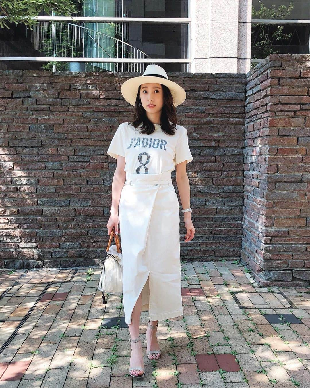 冨張愛さんのインスタグラム写真 - (冨張愛Instagram)「all white☺︎ 夏日だった日のcoordinate.  デニムスカートのスリットが女性らしくてお気に入り。 * tshirts ... #dior @dior  skirt ... #superiorcloset @superior_closet_official  shoes ... #pippichic @pippichic_official  #instagood #coordinate #ootd #outfit #fashion #instafashion #meg_ootd #코디네이트 #패션 #카메라 #コーディネート #コーデ #ファッション #今日のコーデ #今日の服 #スーペリアクローゼット #白デニム #デニムスカート #オールホワイト」6月23日 19時58分 - megumitomihari