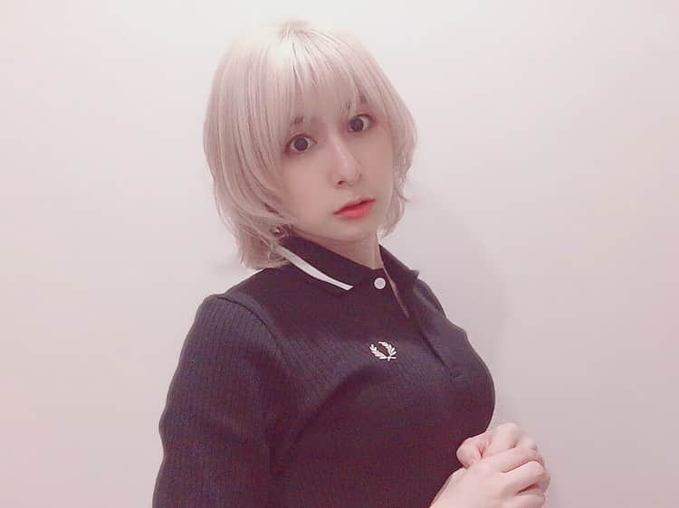 吉田有里のインスタグラム：「夏でも黒が着たい。 ﻿ #よしだふく #fashion #ootd #fredperry  #ウルフカット #ウルフ」